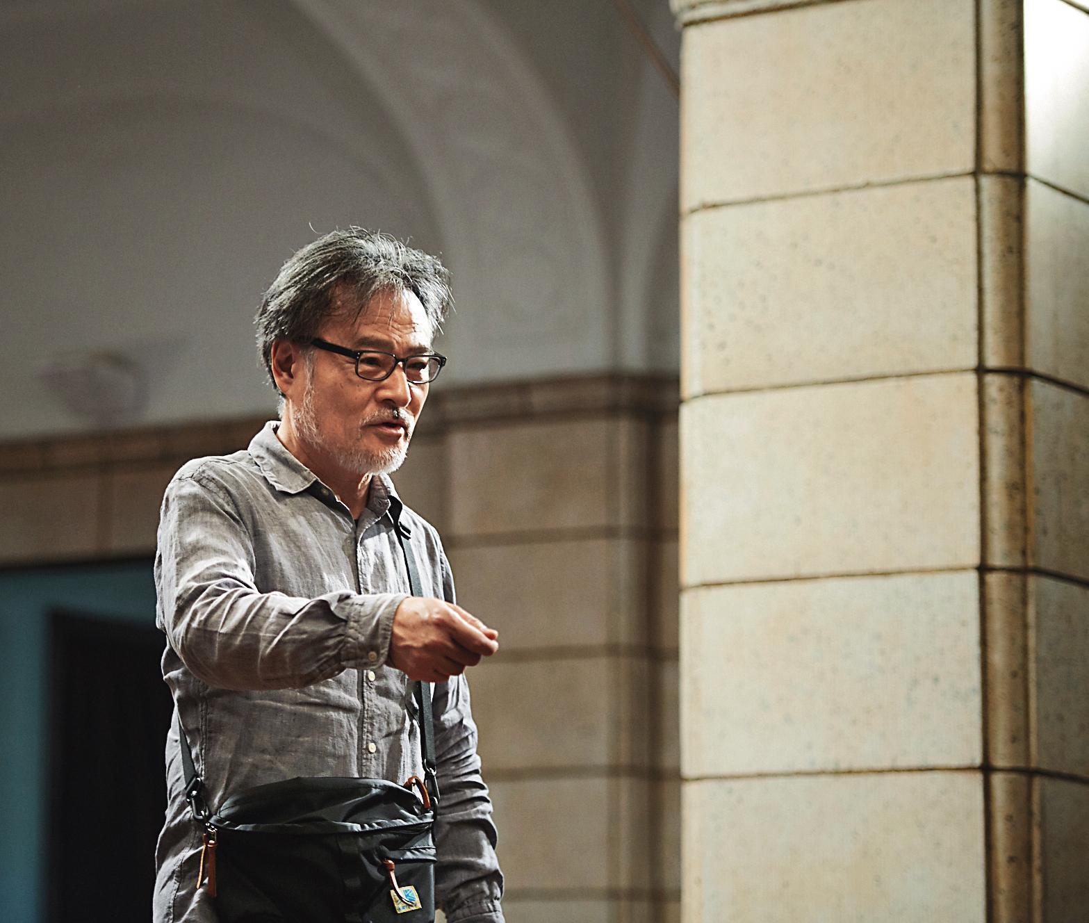 黑澤清首次挑戰時代劇作品《間諜之妻》，更親自拍攝劇中揭露日軍的影片。（可樂電影提供）（C）2020 NHK, NEP, Incline, C&I