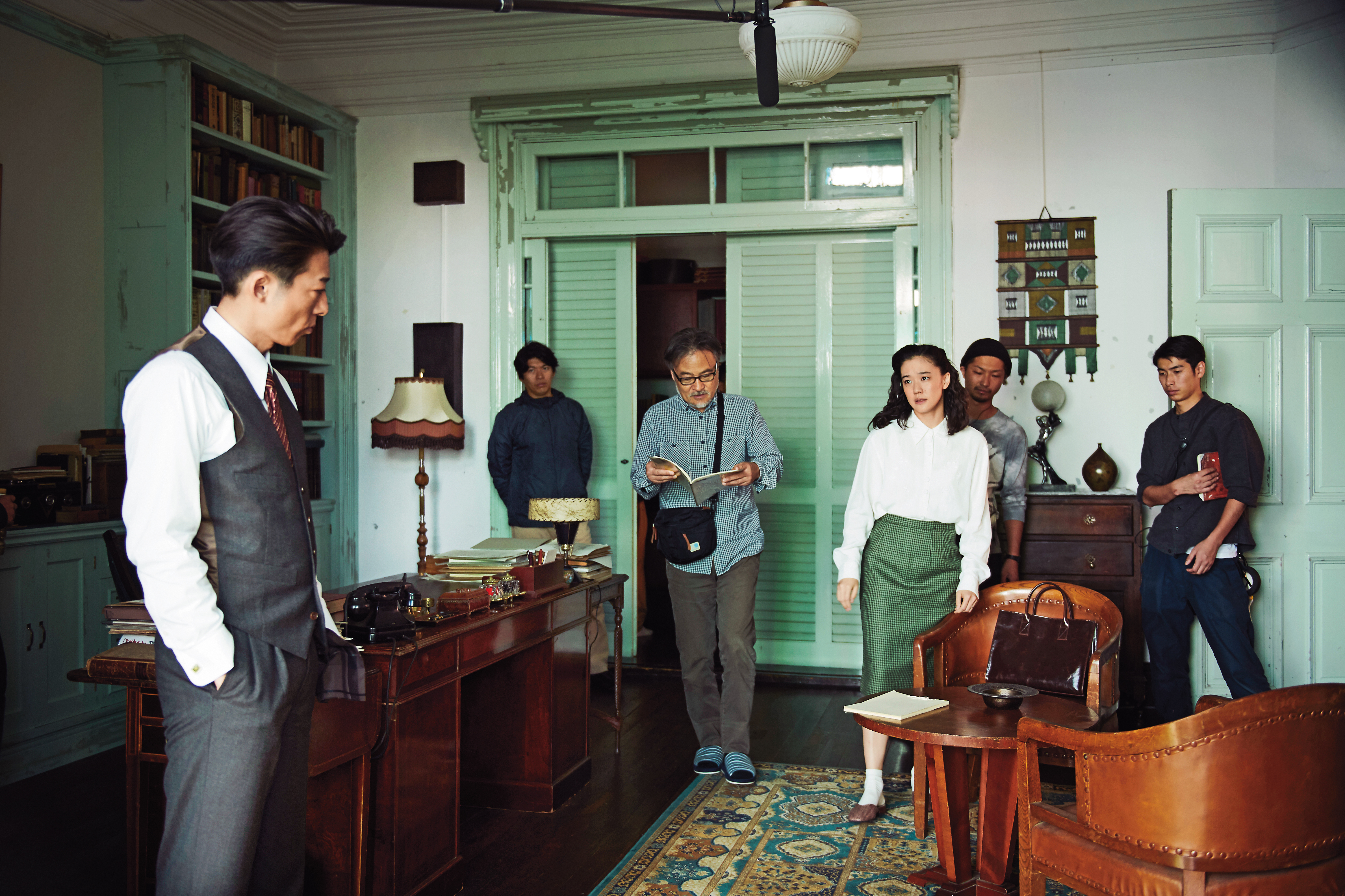 黑澤清（左3）執導的《間諜之妻》以日本神戶為故事舞台，幾乎全片都是實景拍攝。（可樂電影提供）