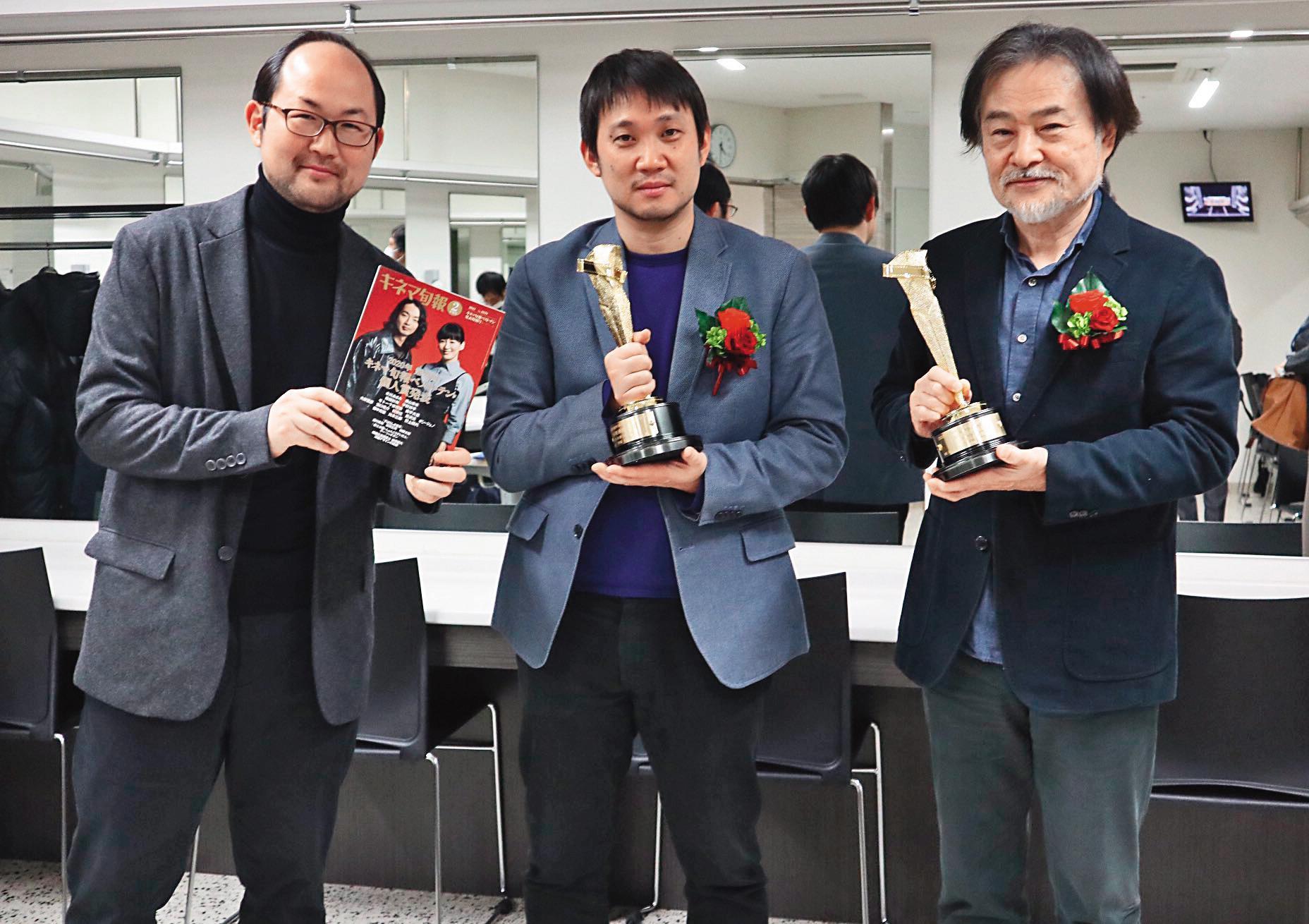黑澤清（右起）首次與徒弟濱口龍介和野原位共同編劇《間諜之妻》，拿下日本旬報最佳劇本獎。（翻攝自《間諜之妻》官方推特）