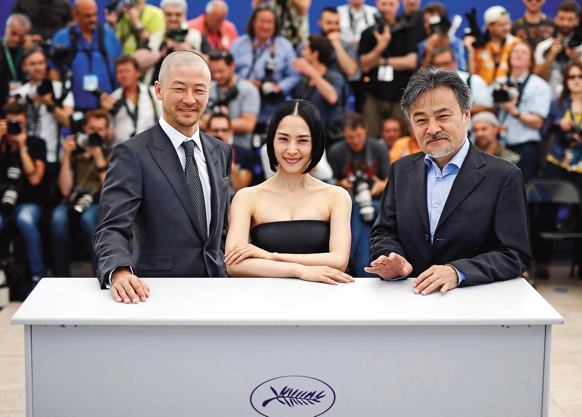 黑澤清（右）執導、淺野忠信（左）與深津繪里主演的《岸邊之旅》，2015年獲坎城影展一種注目單元最佳導演獎。（東方IC）