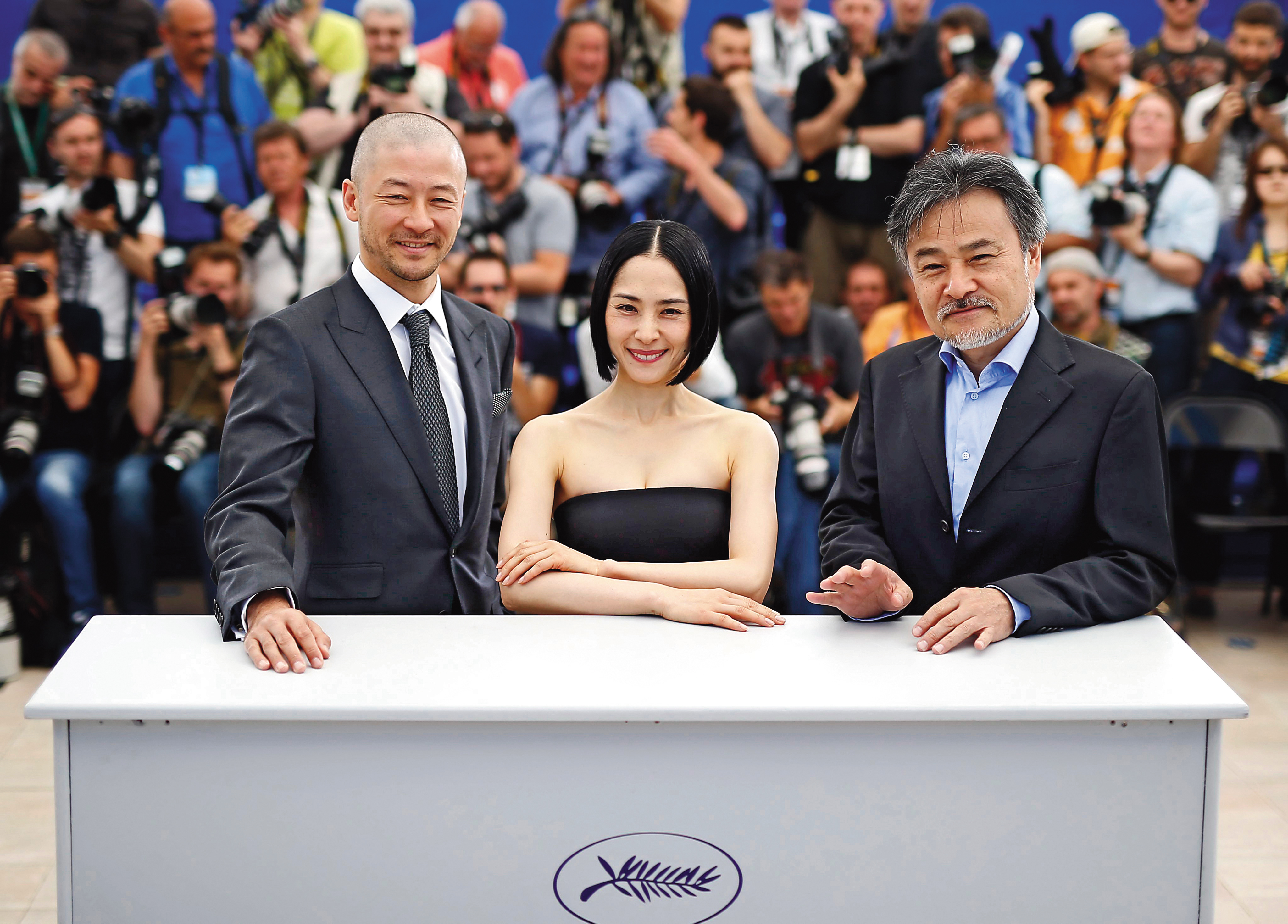 黑澤清（右）執導、淺野忠信（左）與深津繪里主演的《岸邊之旅》，2015年獲坎城影展一種注目單元最佳導演獎。（東方IC）