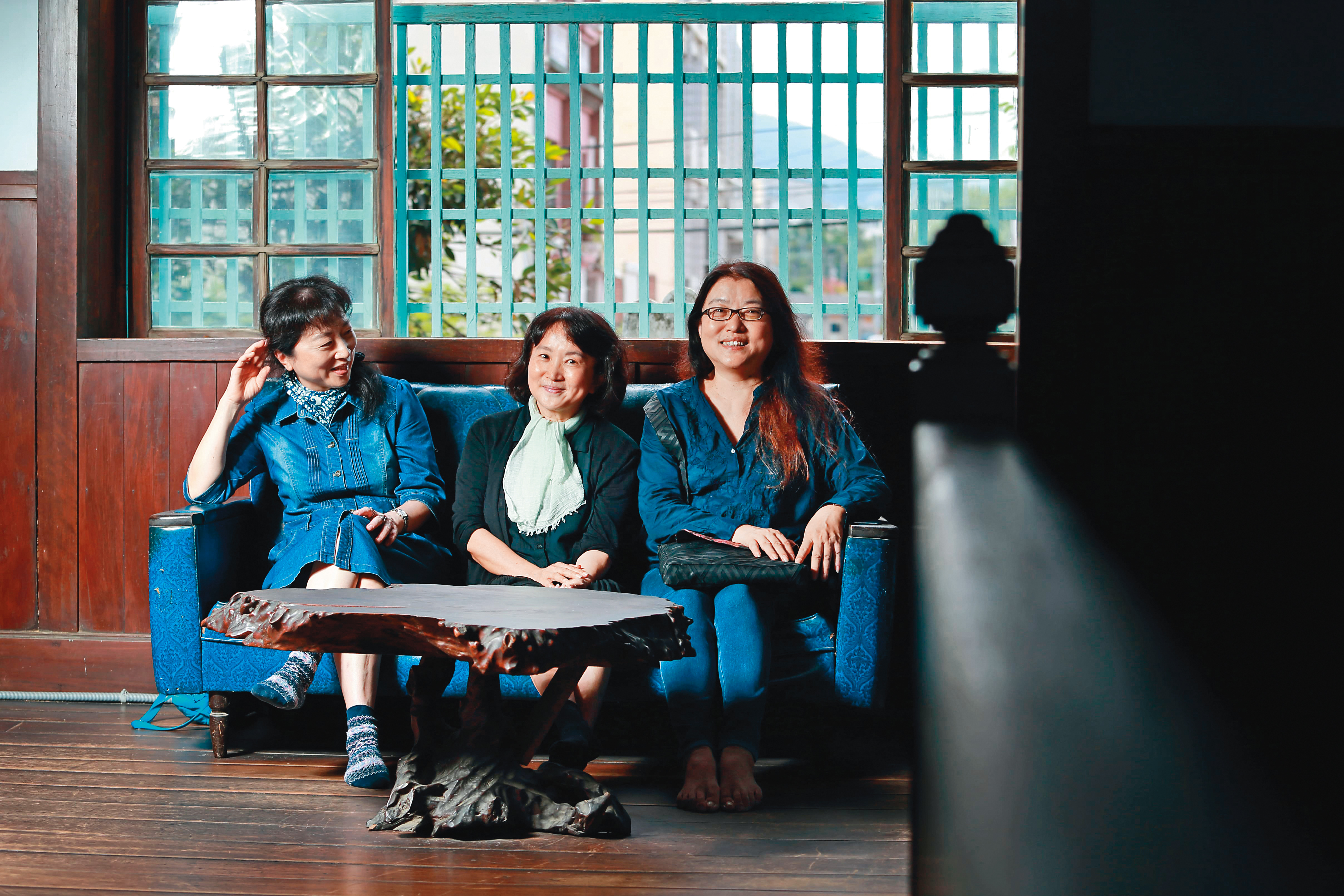 「他們在島嶼寫作」第3系列5部作品中,文學朱家有兩部,上集為朱西甯和劉慕沙《願未央》,下集為朱天文(左起)、朱天心與朱天衣《我記得》。(目宿媒體提供)