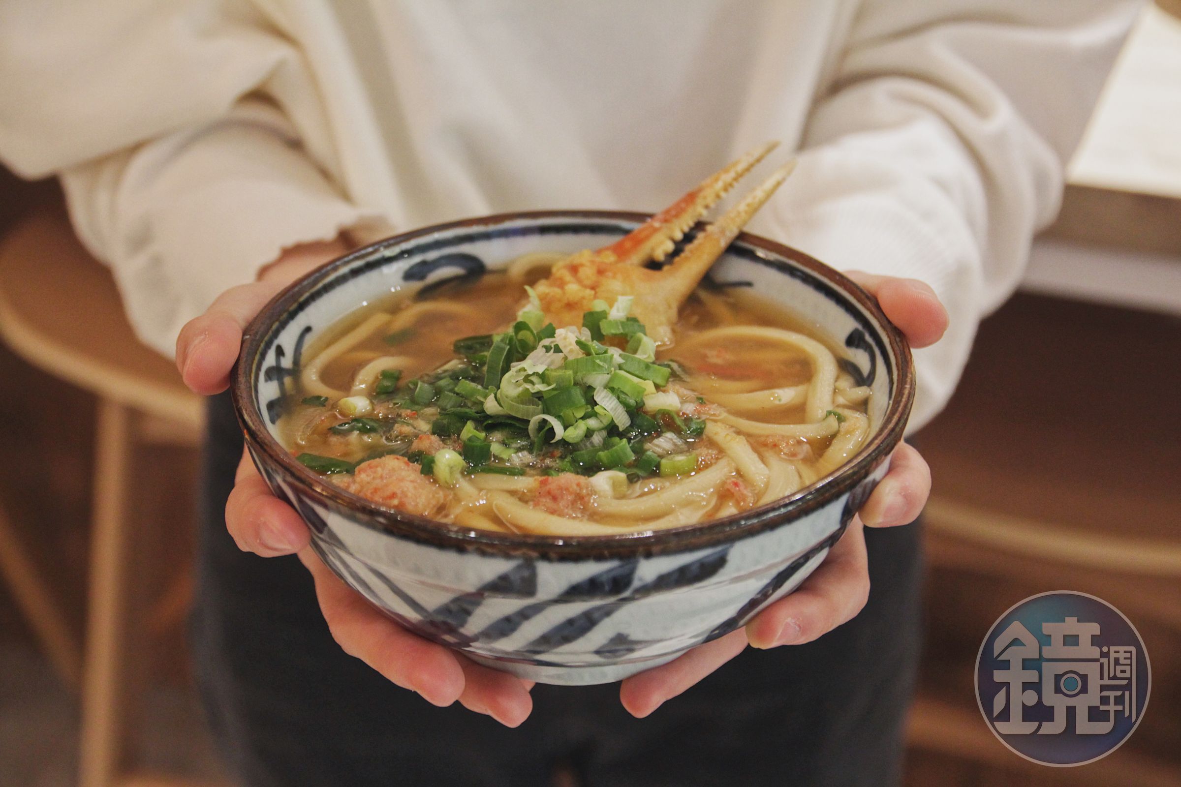 愛蟹肉的人不能錯過台灣才有的「松葉蟹鉗烏龍麵」。（原價450 元／碗，開幕優惠價：230）
