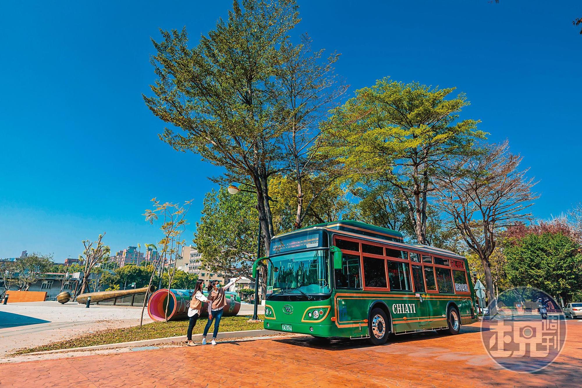 嘉義市區電動公車外型復古典雅, 共有綠、紅與黃線3種路線。