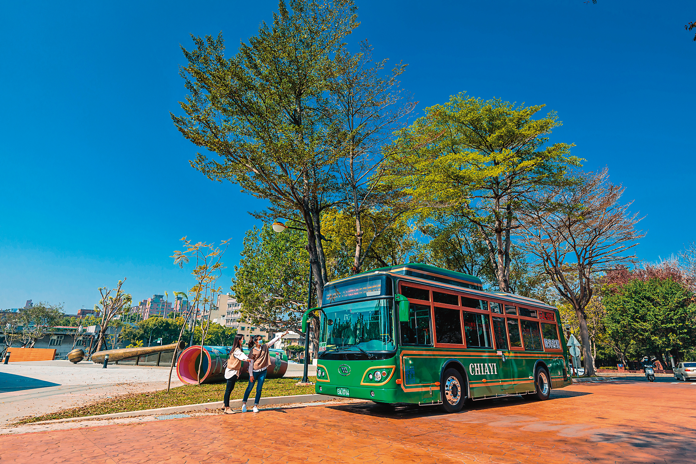 嘉義市區電動公車外型復古典雅， 共有綠、紅與黃線3種路線。