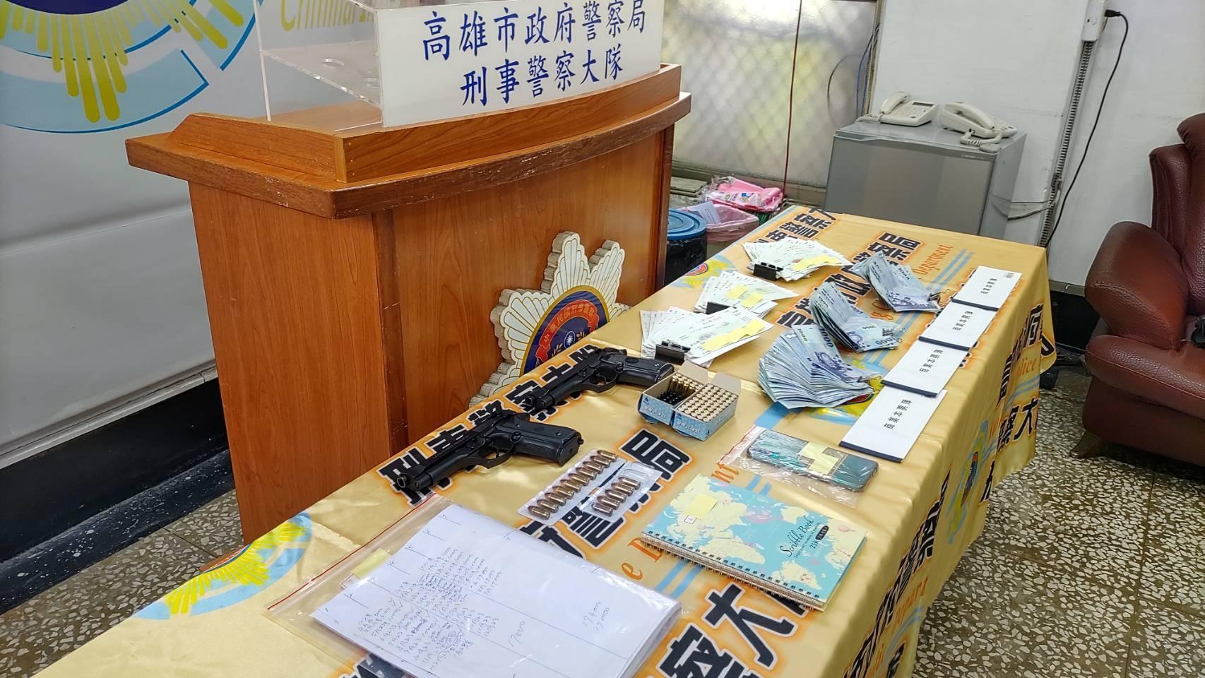 高雄市刑大查獲任姓嫌犯擁槍經營地下錢莊,查獲槍枝、現金及帳冊。(高市刑大提供)