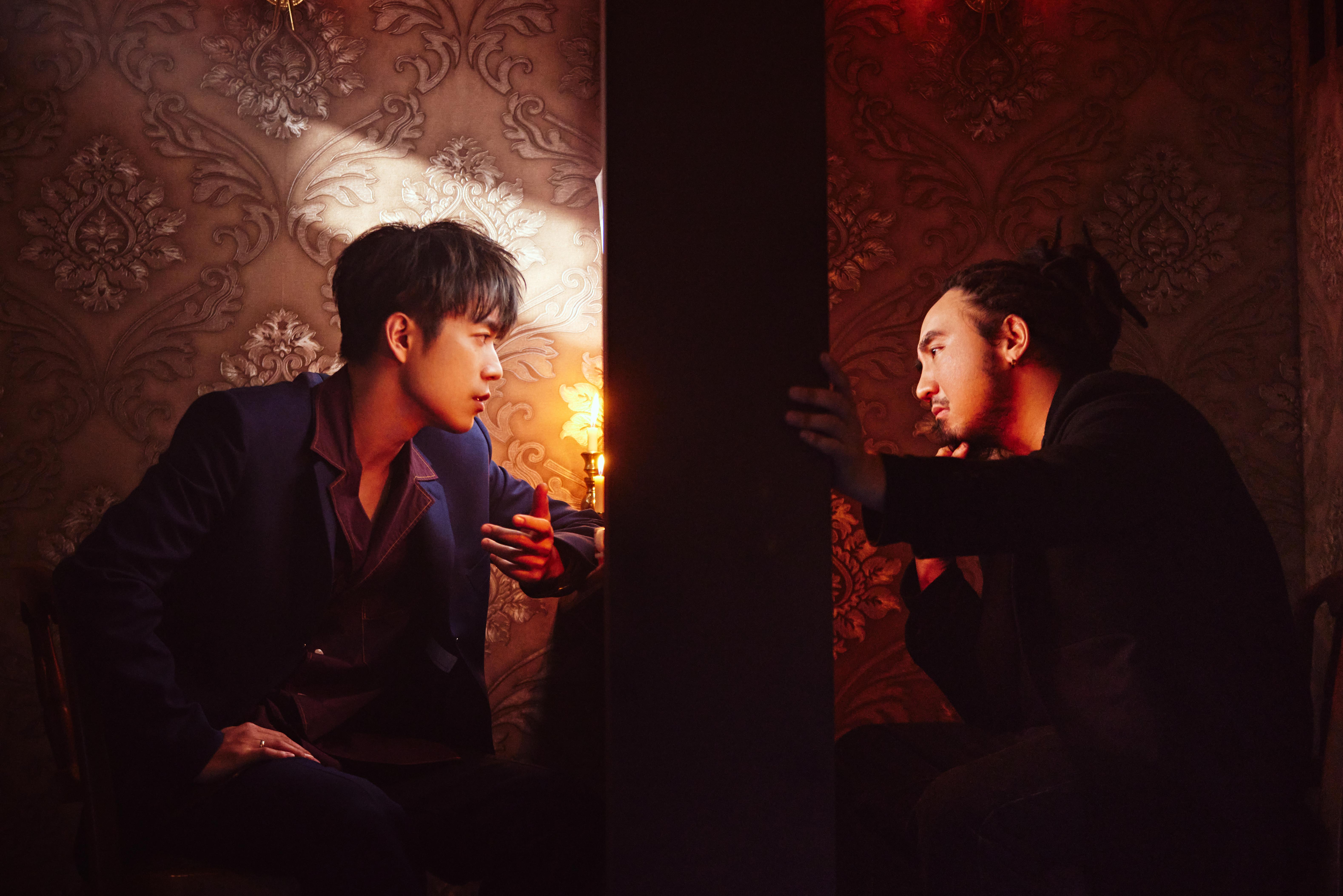 曾有15年蘇打綠經歷的家凱(左),以個人身分發行新單曲。(環球唱片提供)