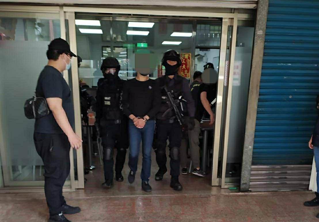 桃園分局破獲討債集團,逮回陳男等6人,並查扣相關物證。(警方提供)
