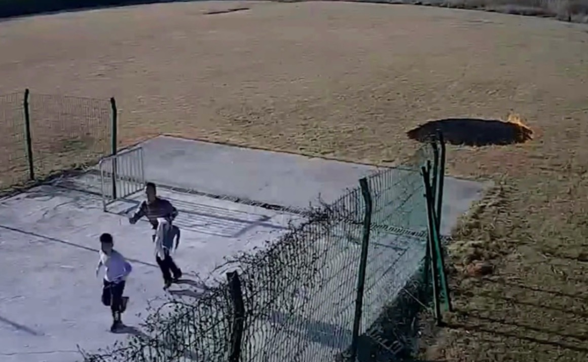 父子做放大鏡生火實驗，竟燒毀2000坪草坪。（翻攝自021的微博）