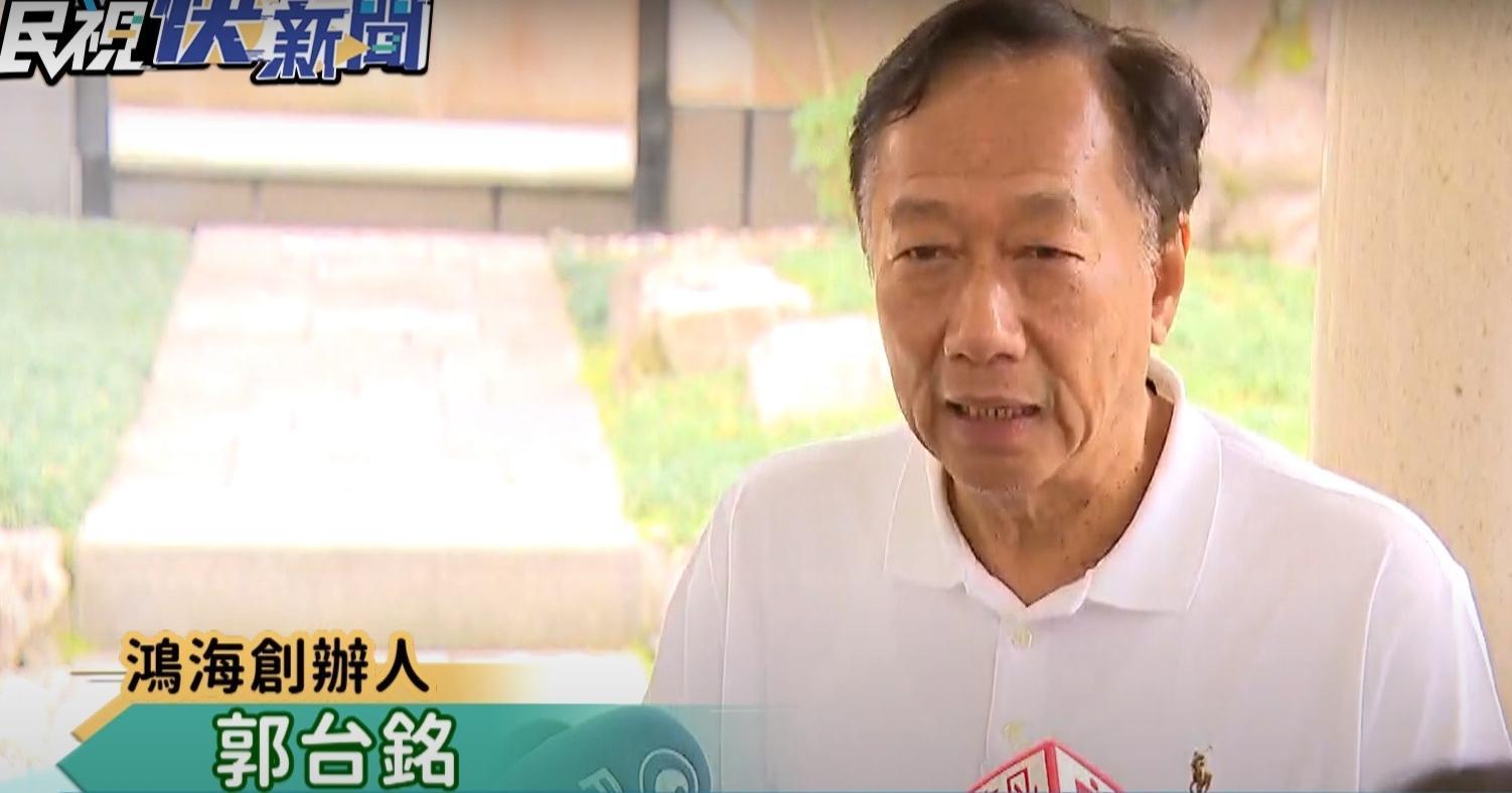 鴻海創辦人郭台銘在長子郭守正的陪同下前往愛物園祭拜亡妻林淑如。(翻攝自民視新聞)