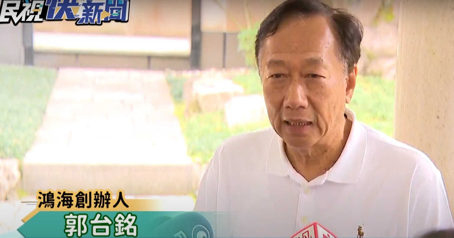 鴻海創辦人郭台銘在長子郭守正的陪同下前往愛物園祭拜亡妻林淑如。（翻攝自民視新聞）