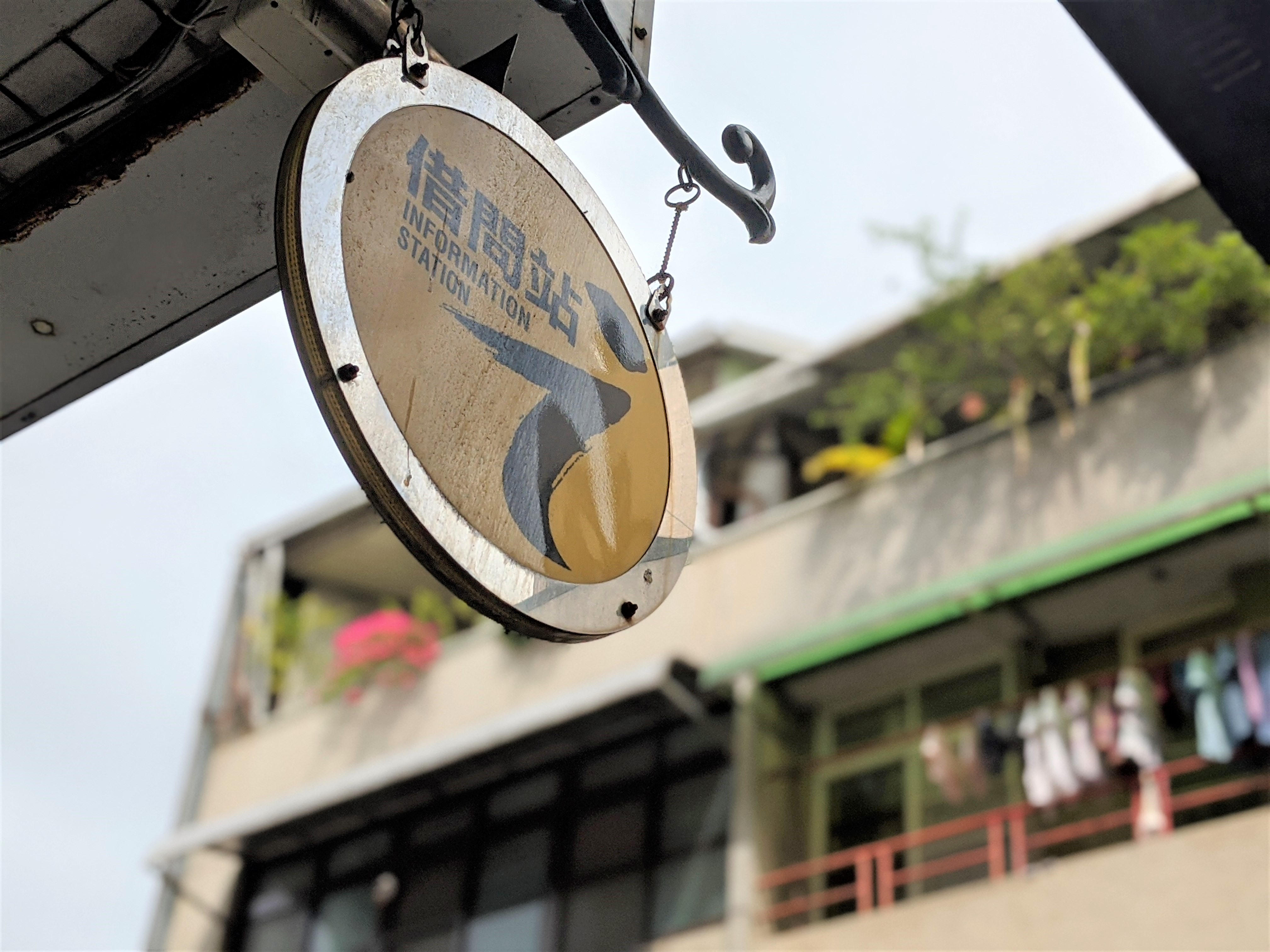 邱明憲的咖啡店「旅。咖啡」是旅遊借問站，在這裡也時常有講座、分享會。