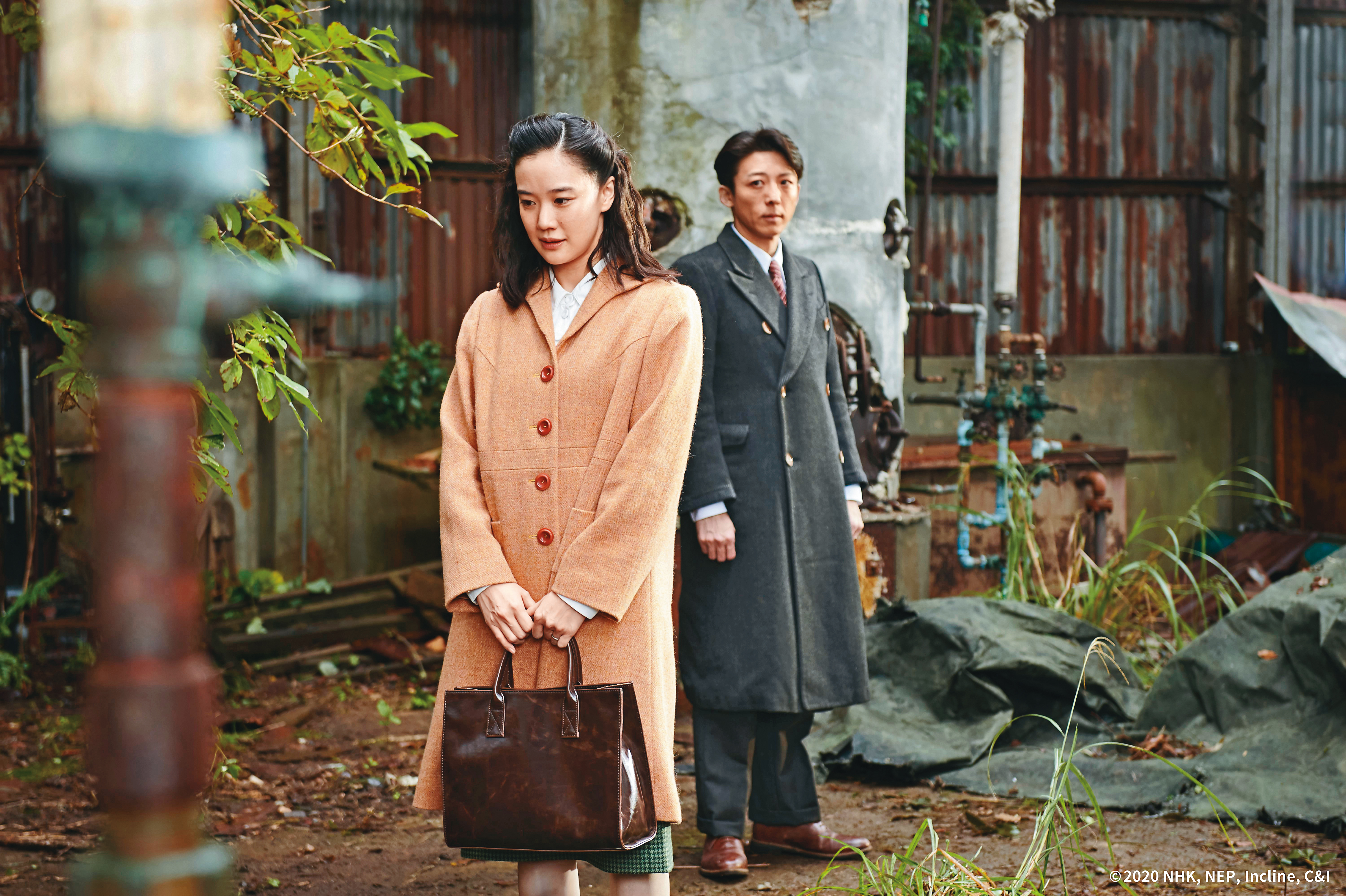 蒼井優（左）與高橋一生（右）在本片扮間諜夫妻檔大玩懸疑心理戰，只為在動盪時代守護彼此。（可樂電影提供）