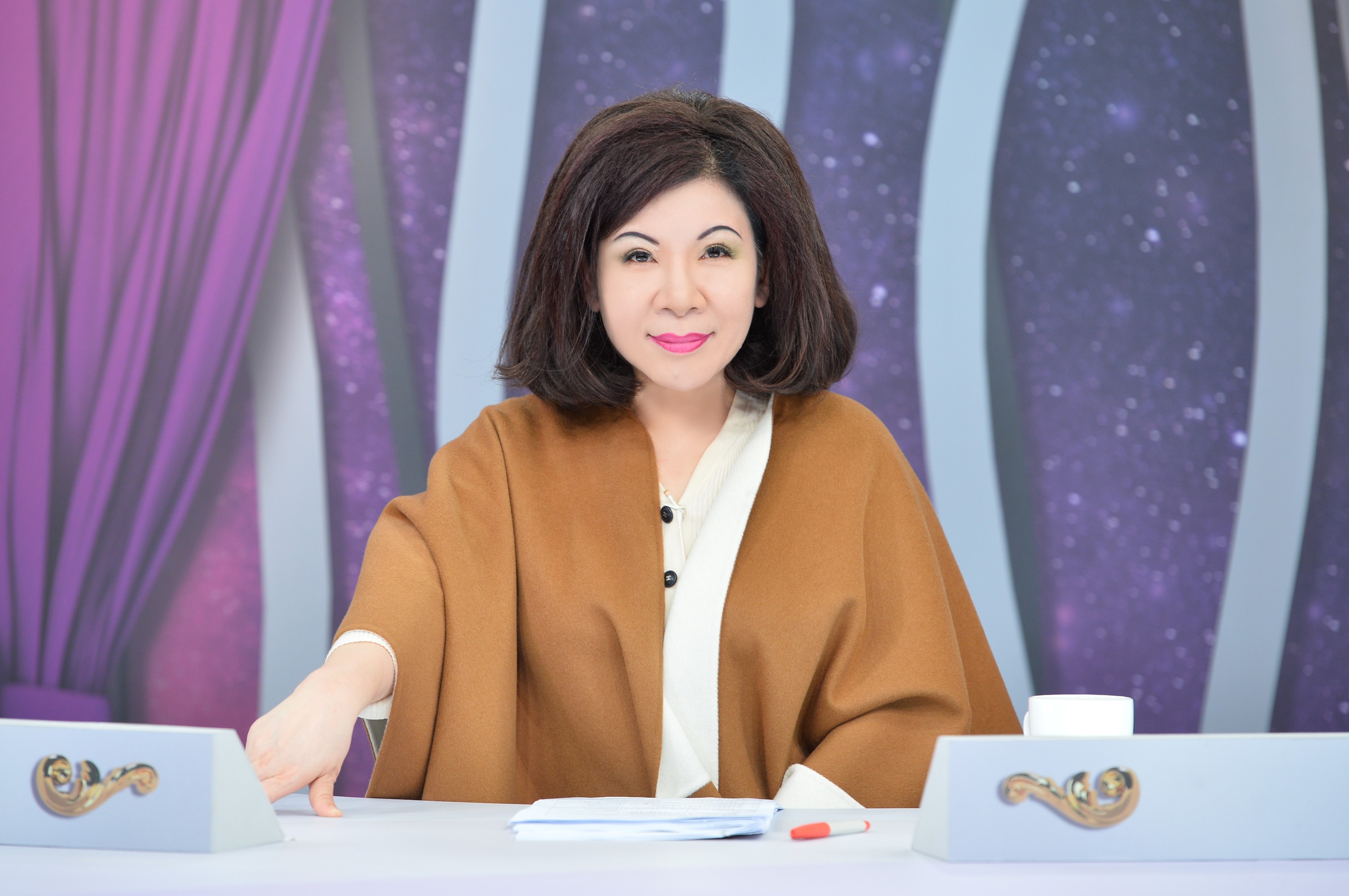 陳文茜上節目前發現小腿遭受自身免疫系統攻擊，半條腿微血管破裂呈現一片紫黑。（TVBS提供）