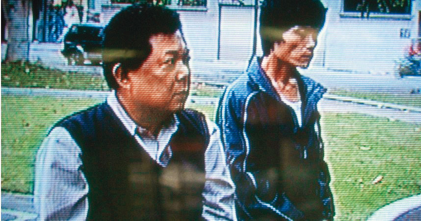 呂文昇(右)、吳慶陸(左)落網之後,把殺死老夫婦的主要罪責推給對方。(翻攝畫面)
