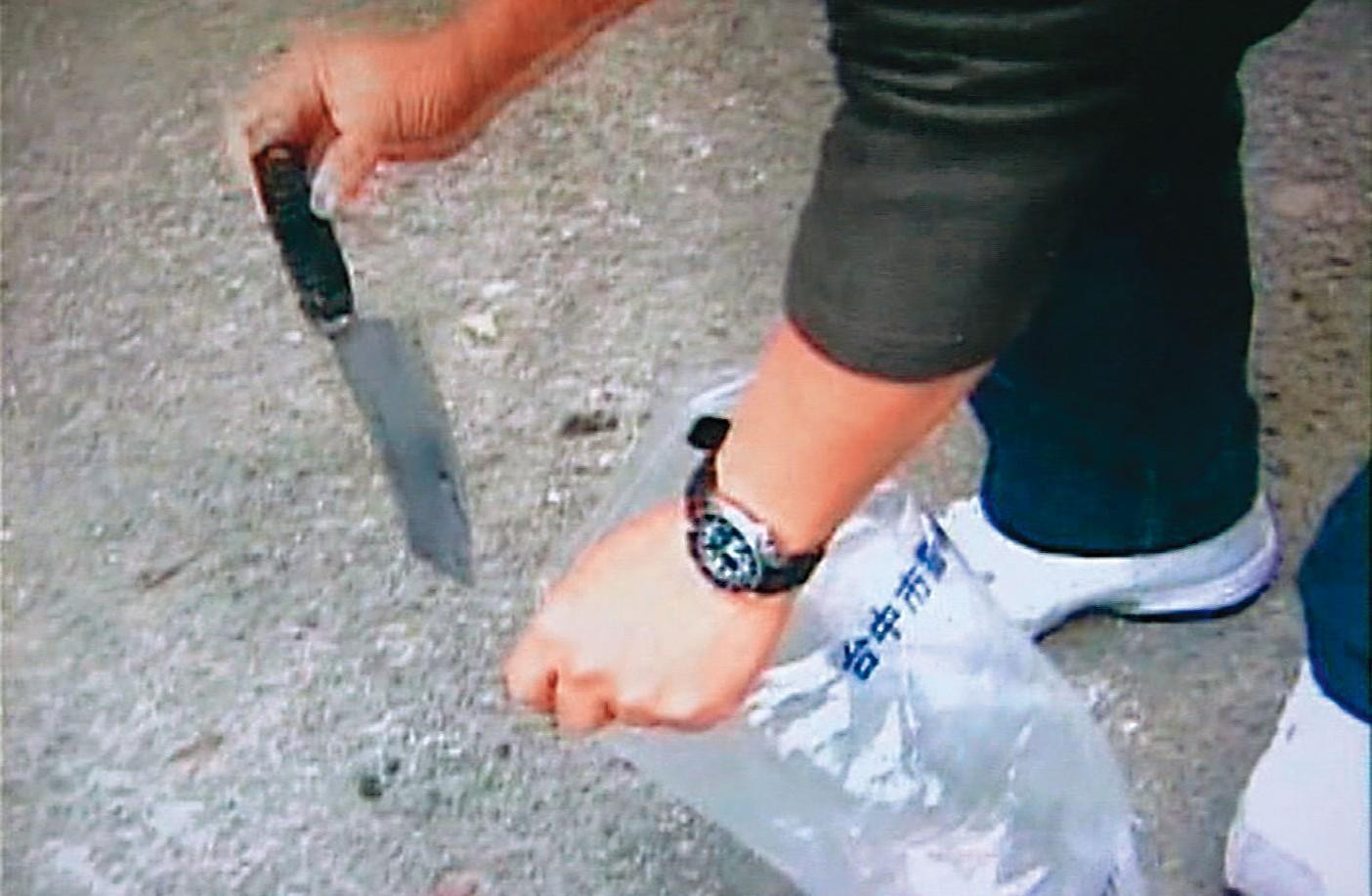 警方搜出歹徒用來砍殺黃姓老夫婦的凶刀,宣布破案。(東森新聞提供)