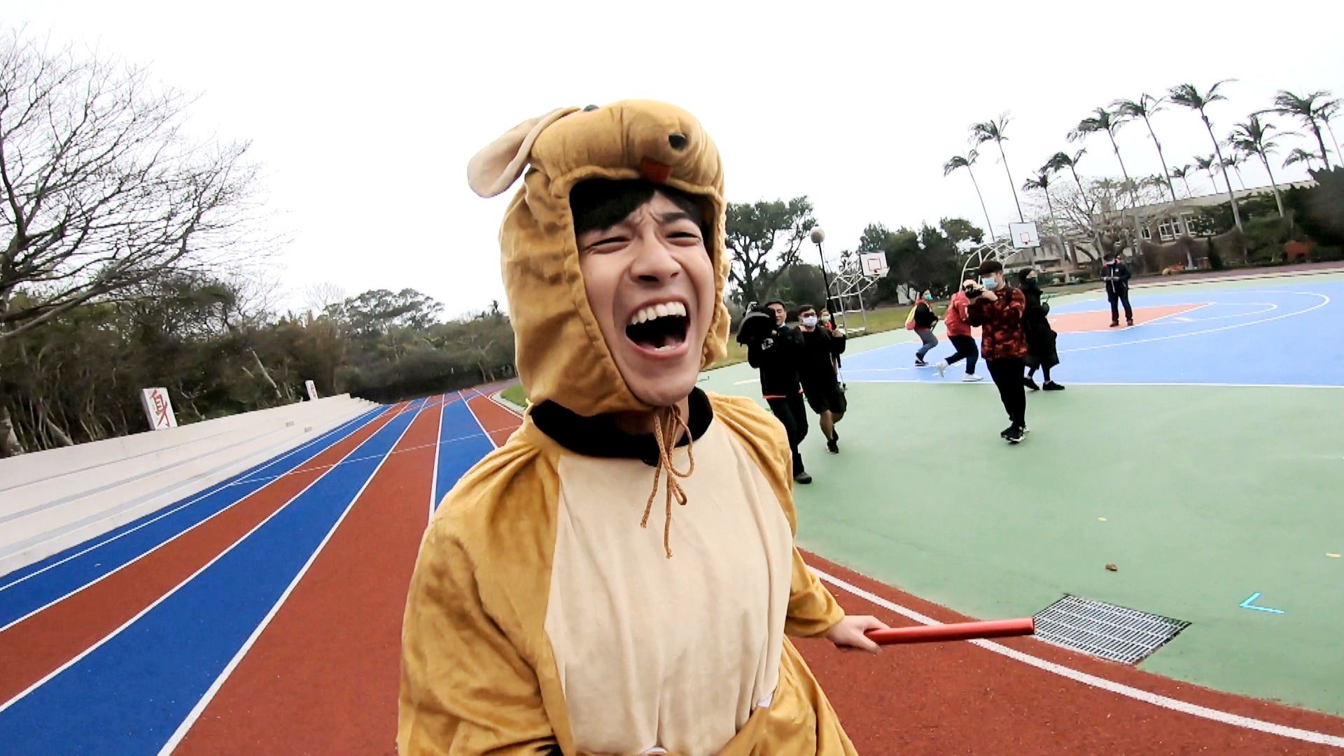 江宏傑上《綜藝玩很大》玩闖關遊戲，穿著健康步道鞋以及布偶裝賽跑超崩潰。（三立提供）