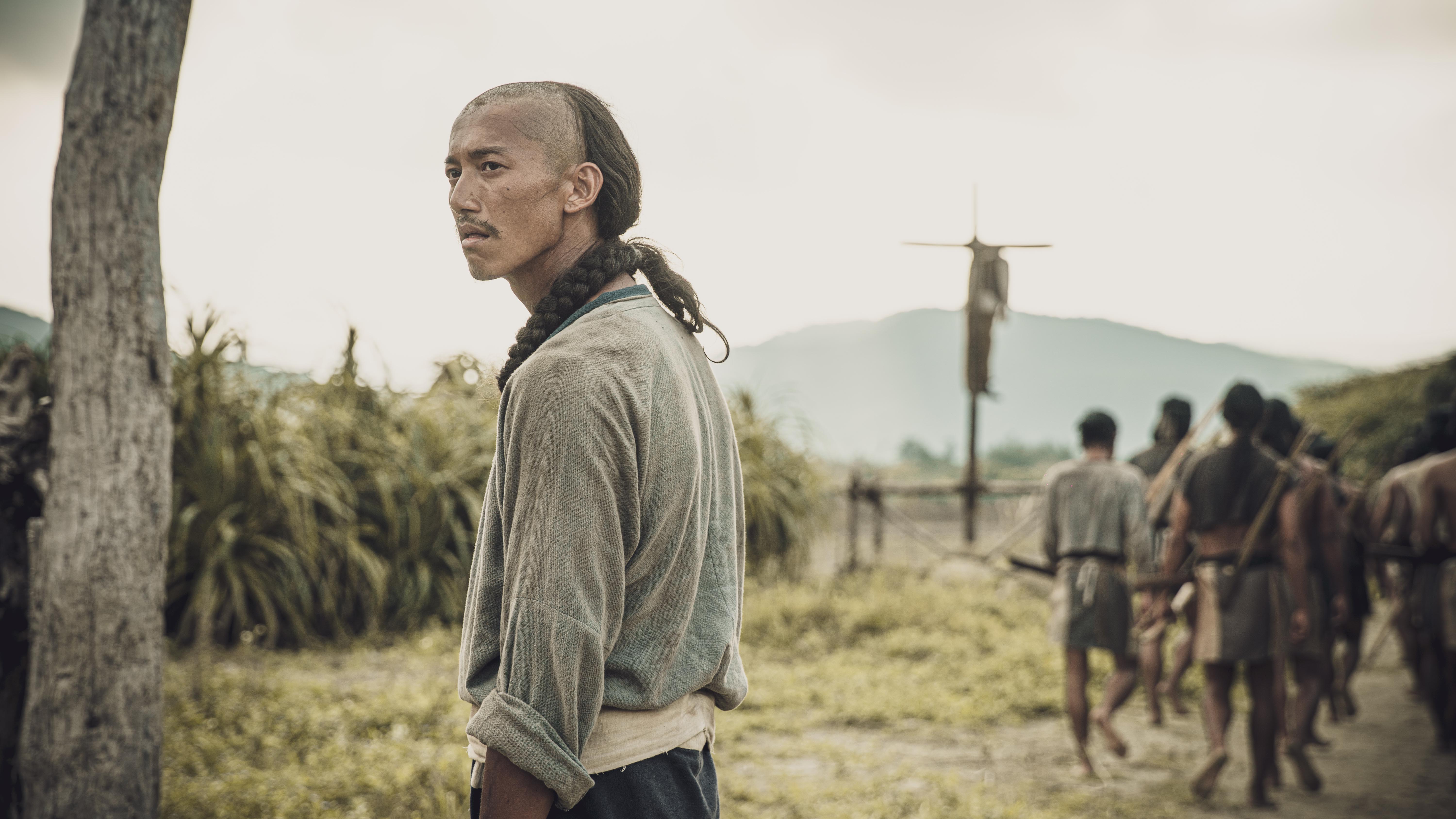 在《斯卡羅》劇中吳慷仁飾演剛接下父親棒子的社寮頭人「水仔」，面對夾縫中求生存的艱難處境，眼神布滿猜忌與不安。（公視提供）