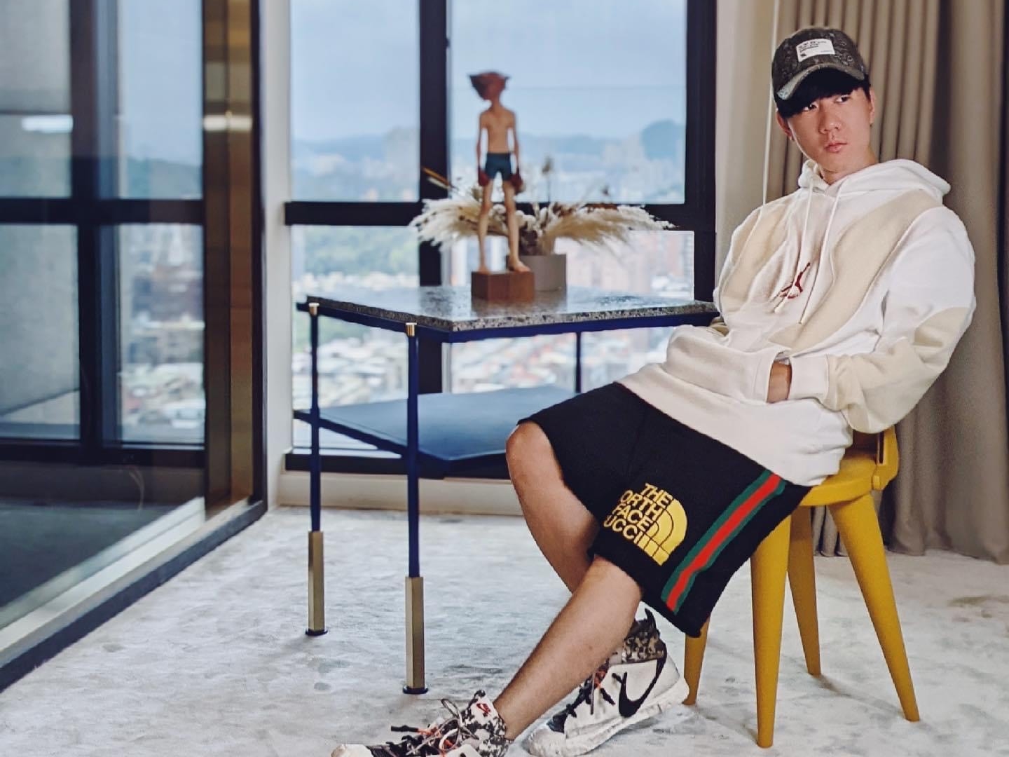 林俊傑展現居家隔離的時尚街拍。（翻攝自林俊傑臉書）