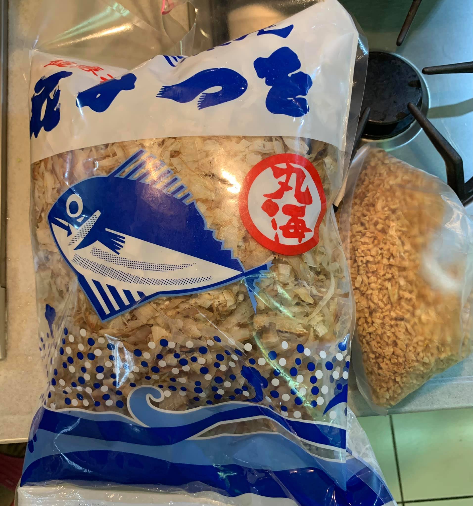 準備柴魚片與蒜酥。