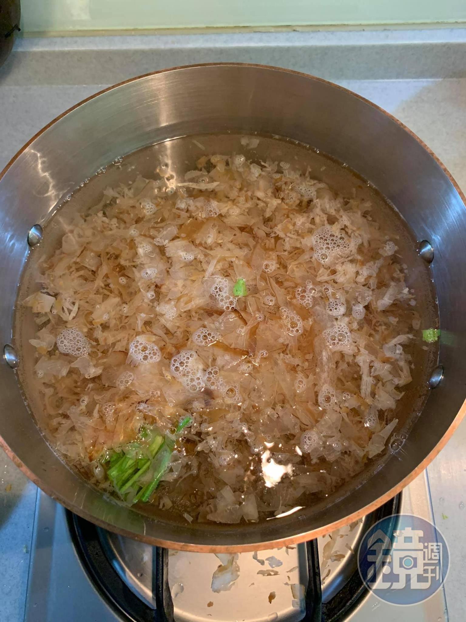 大火煮柴魚高湯。