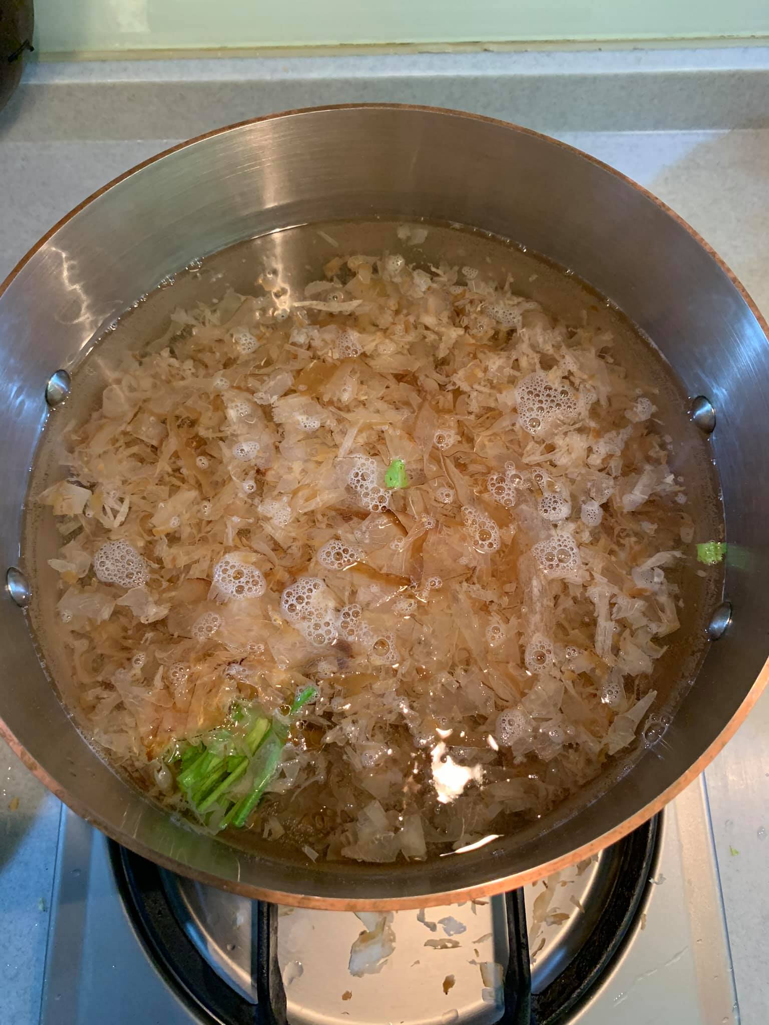 大火煮柴魚高湯。