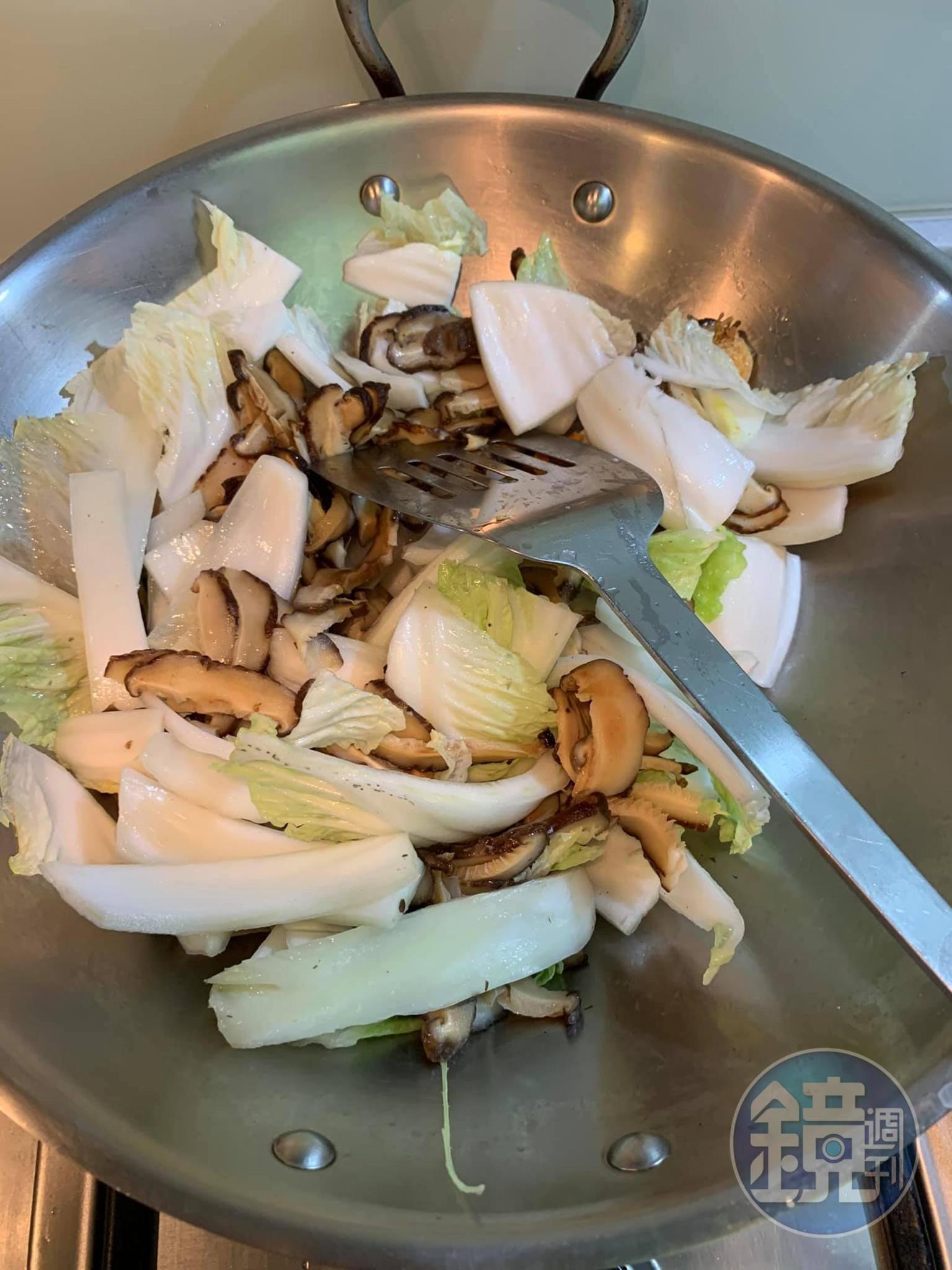 先炒白菜梗與香菇絲。