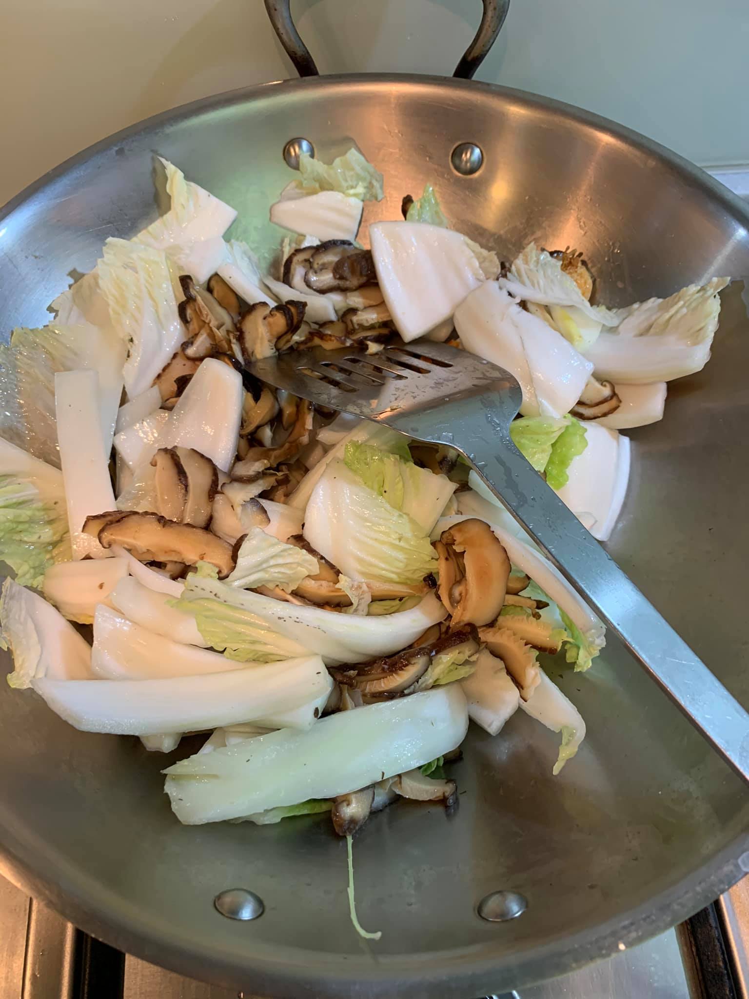 先炒白菜梗與香菇絲。