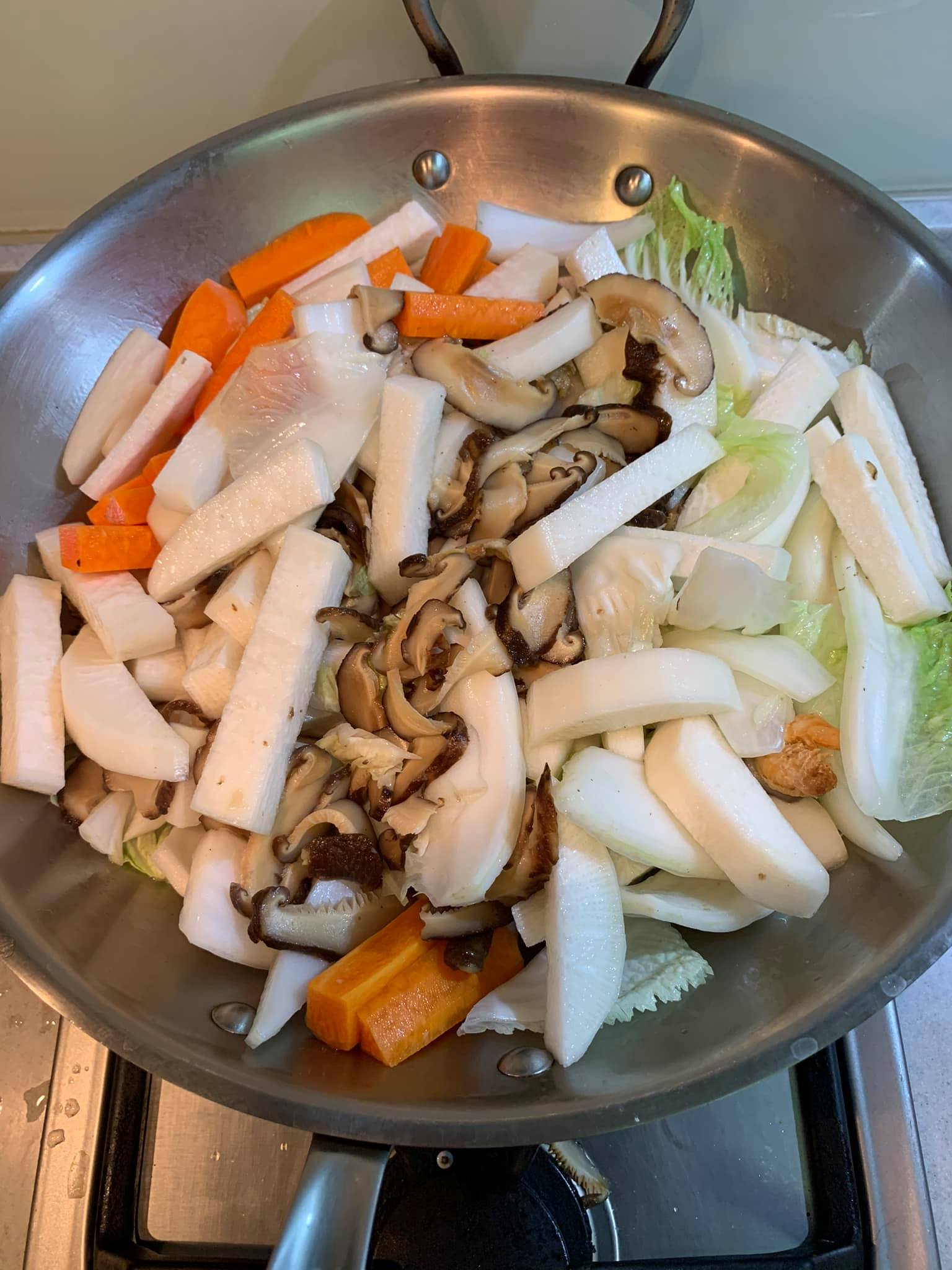 把蔬菜都放進去炒軟。