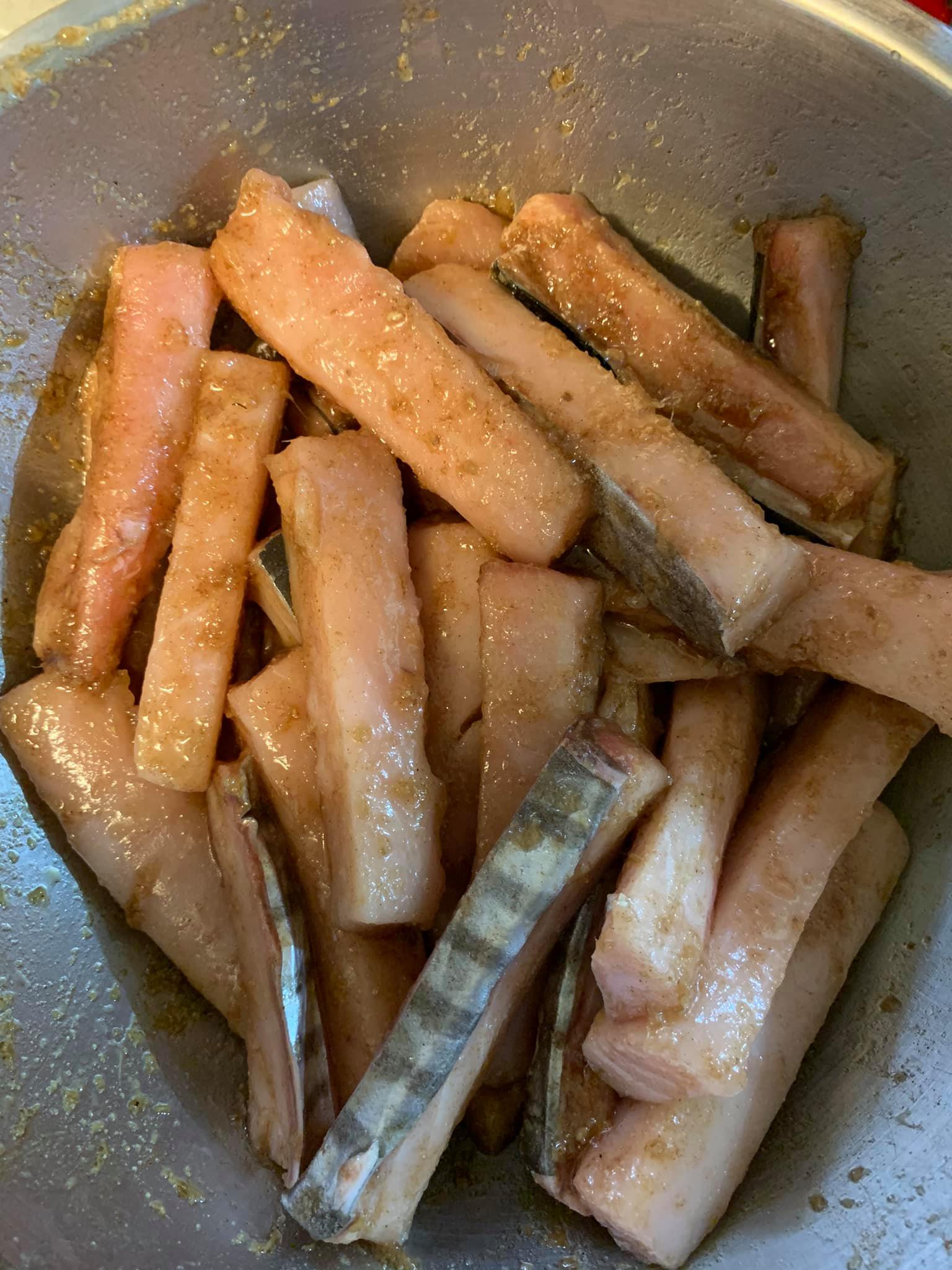 用醃料醃土魠魚。