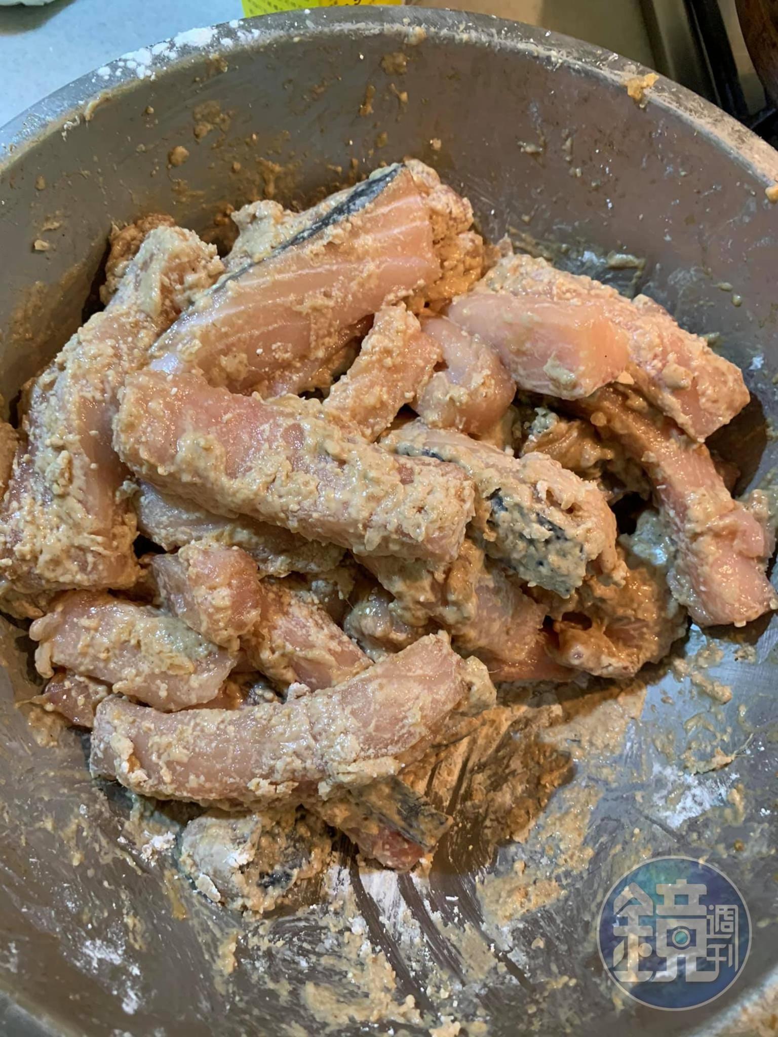 土魠魚均勻裹上粉。