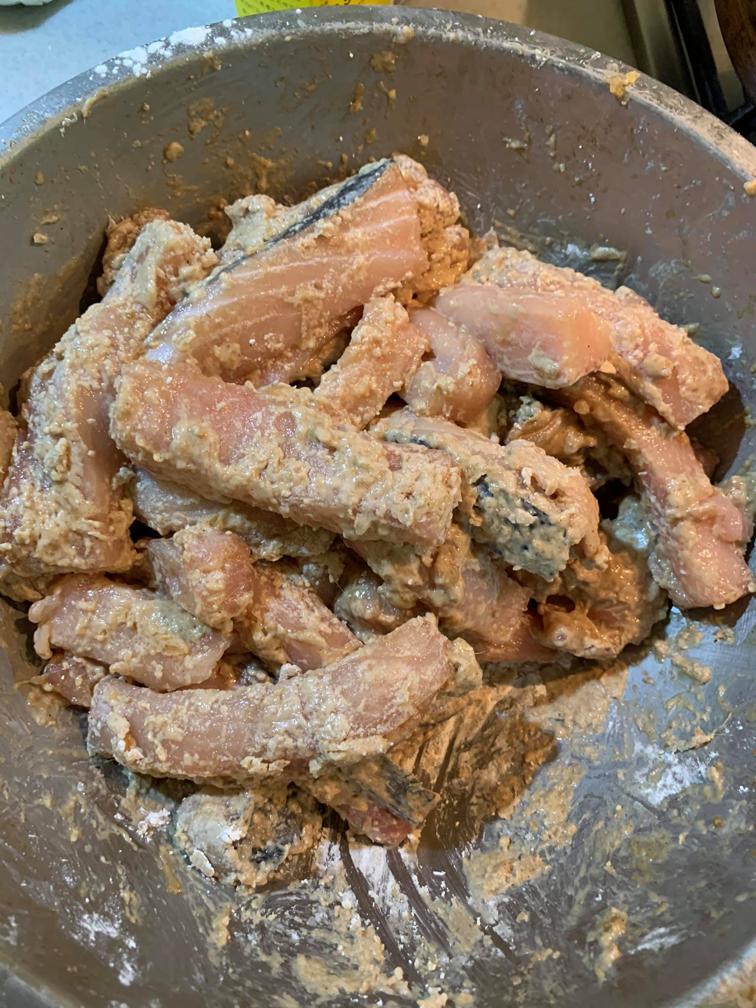 土魠魚均勻裹上粉。
