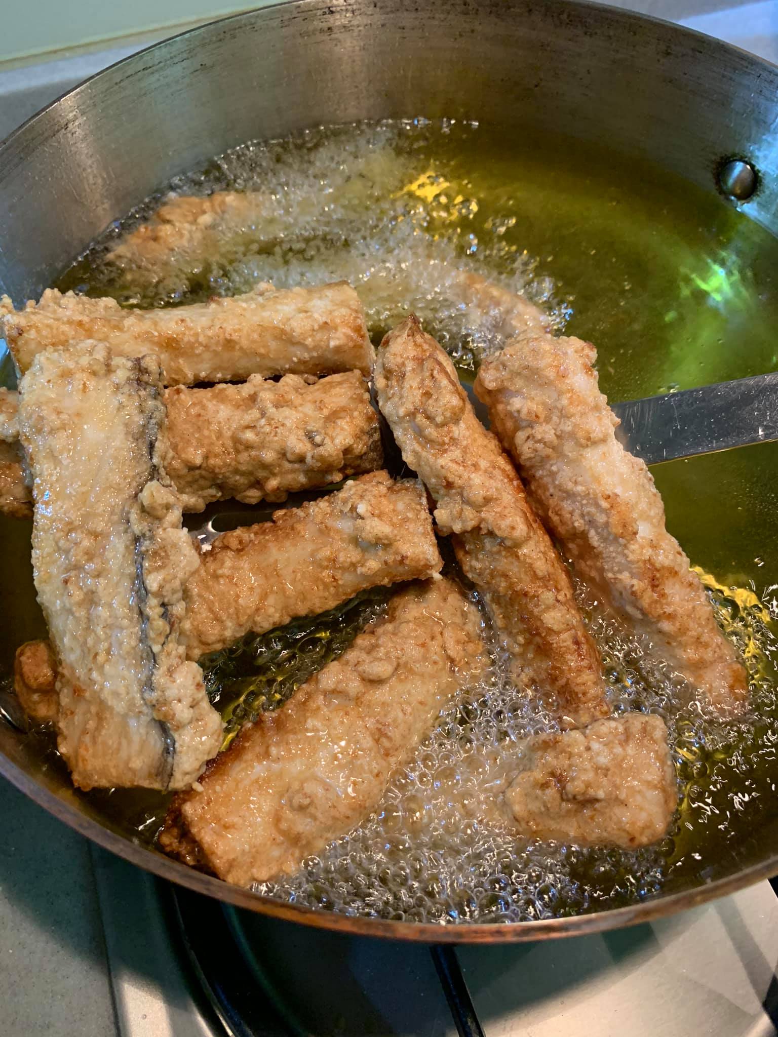 土魠魚條浮起上色。