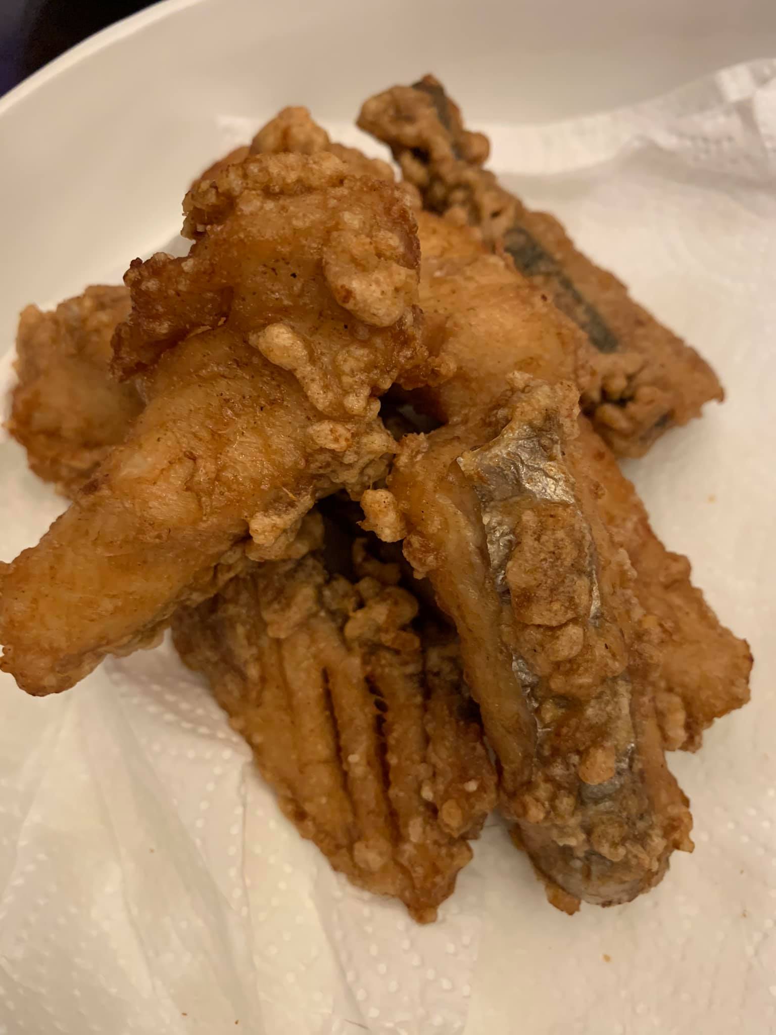 炸好的土魠魚，金黃酥脆。