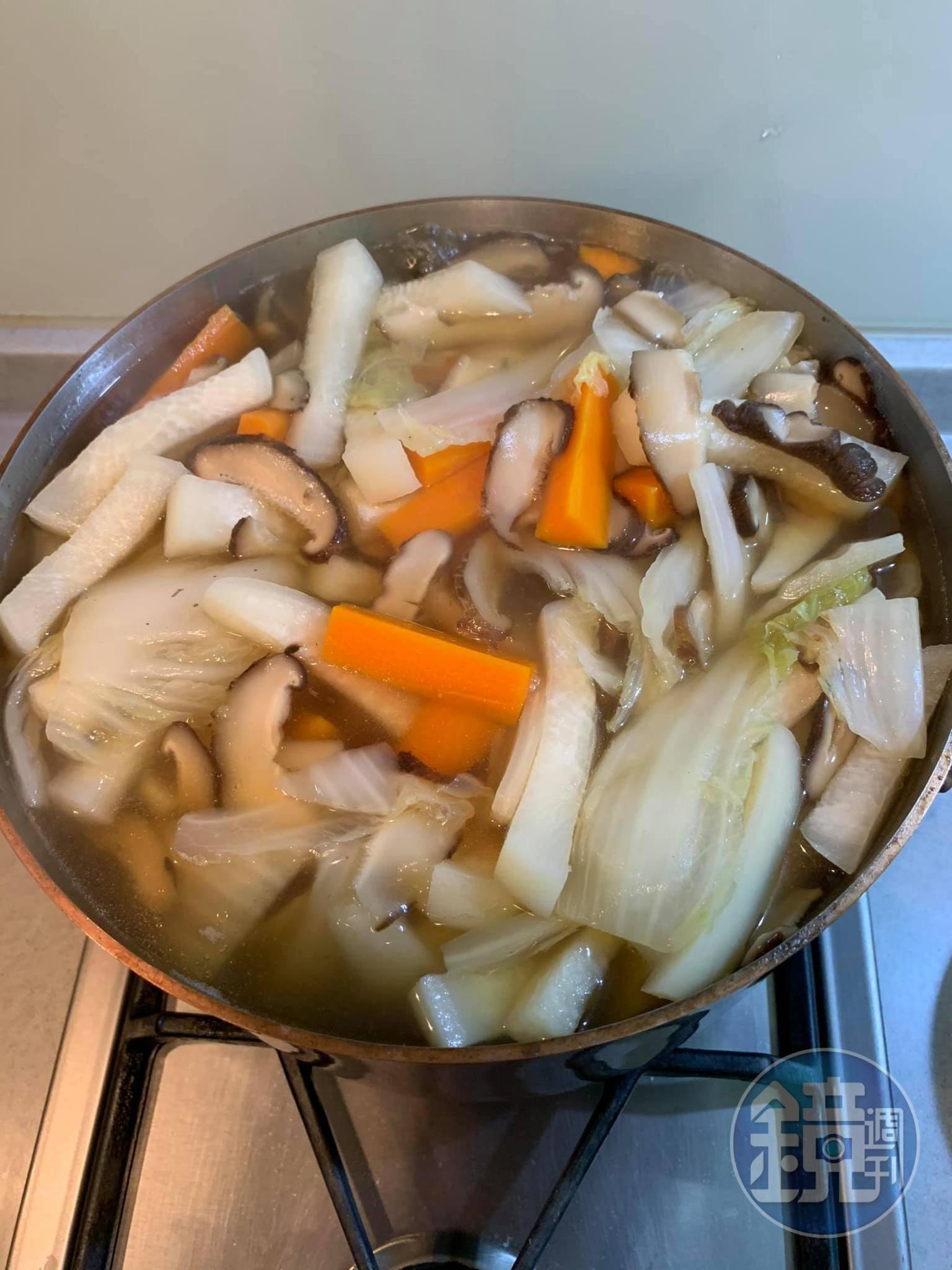 湯煮好後勾芡成羹湯。