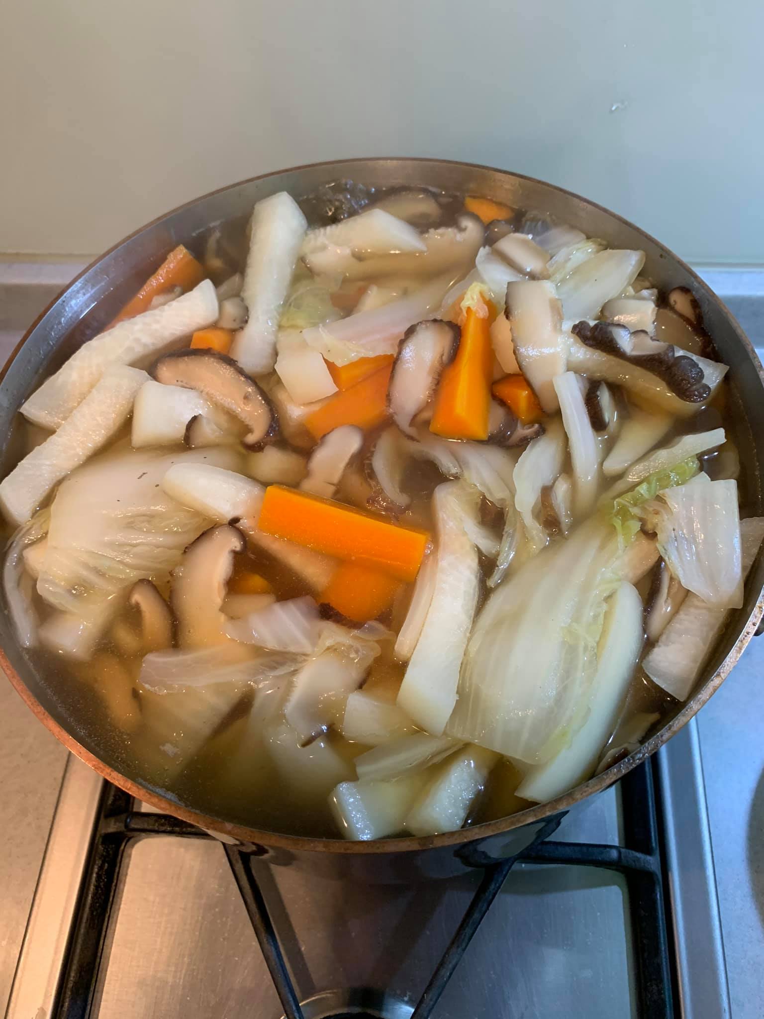 湯煮好後勾芡成羹湯。