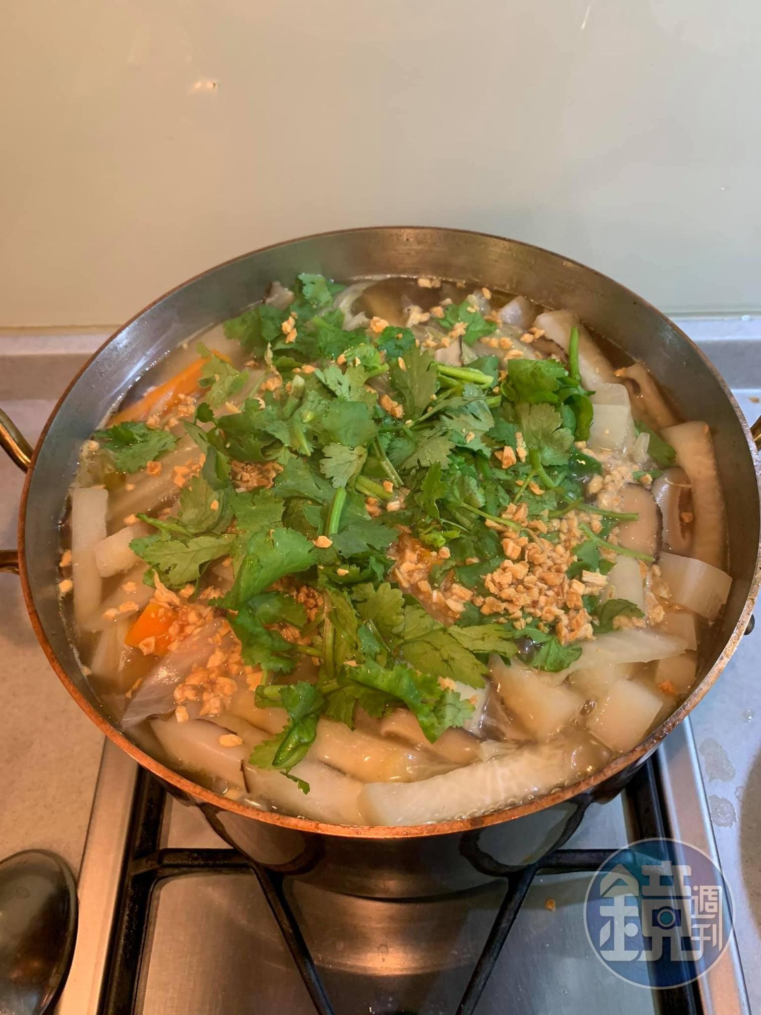在備好的羹湯上，撒上蒜酥、香菜，先不放魚。