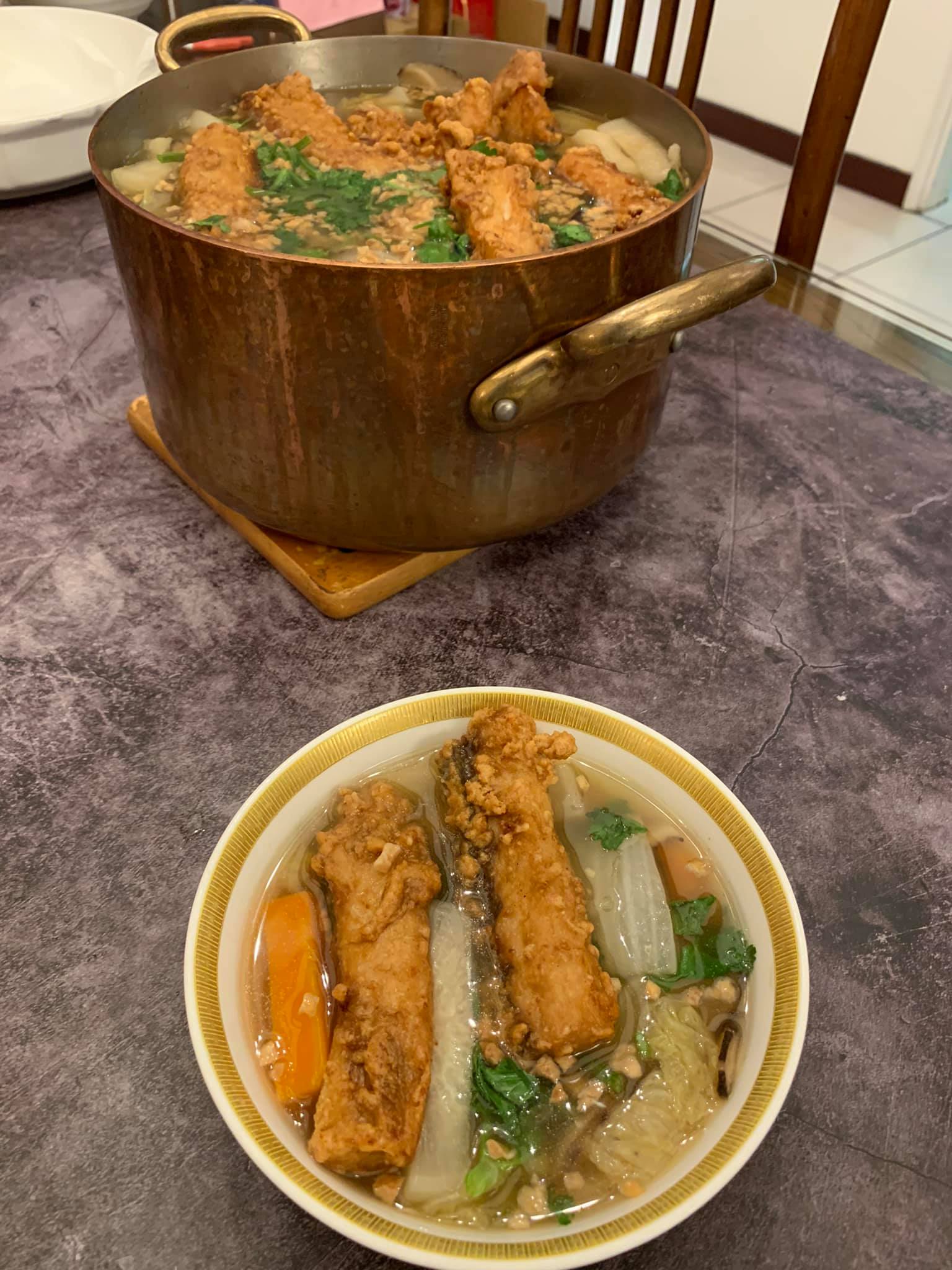 先㸓湯，再放酥炸的魚及香菜，是土魠魚羹的正確吃法。