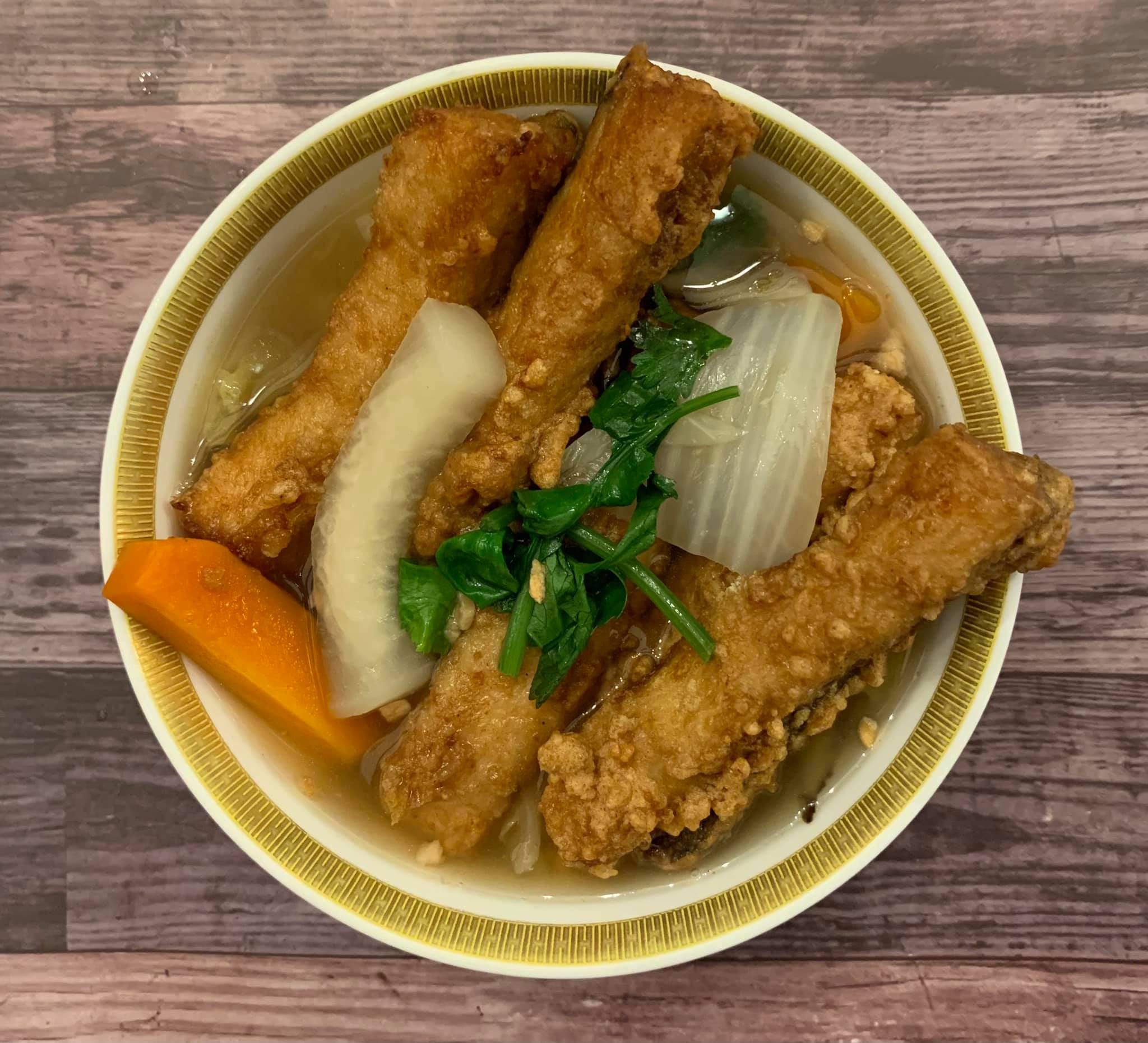 將土魠魚羹的食材依序裝到碗裡，看起來很澎湃。