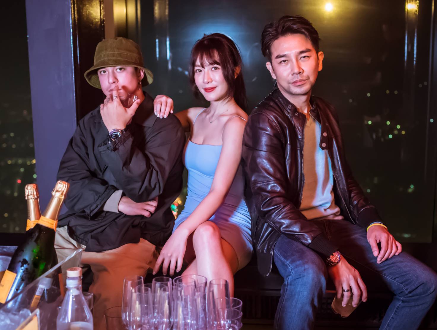 黃遠（左）及謝承均（右）到信義區夜店踩點，隨行還有演出飯局妹的黃巧綸（中）。（禾力文創提供）