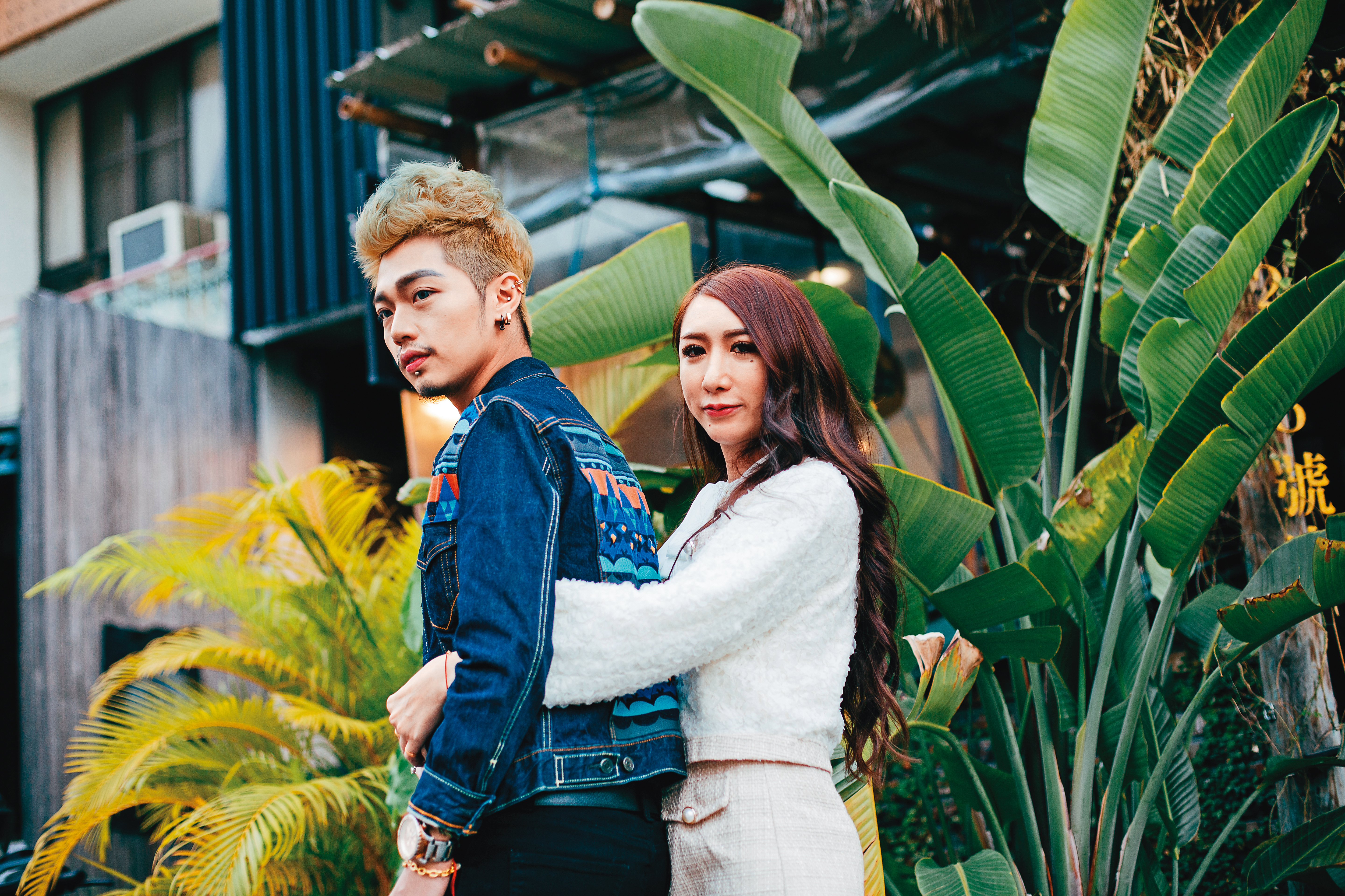 罔腰（右）認為，和新男友（左）在一起之後，過得比以前自由、快樂，但日前又宣稱分手。