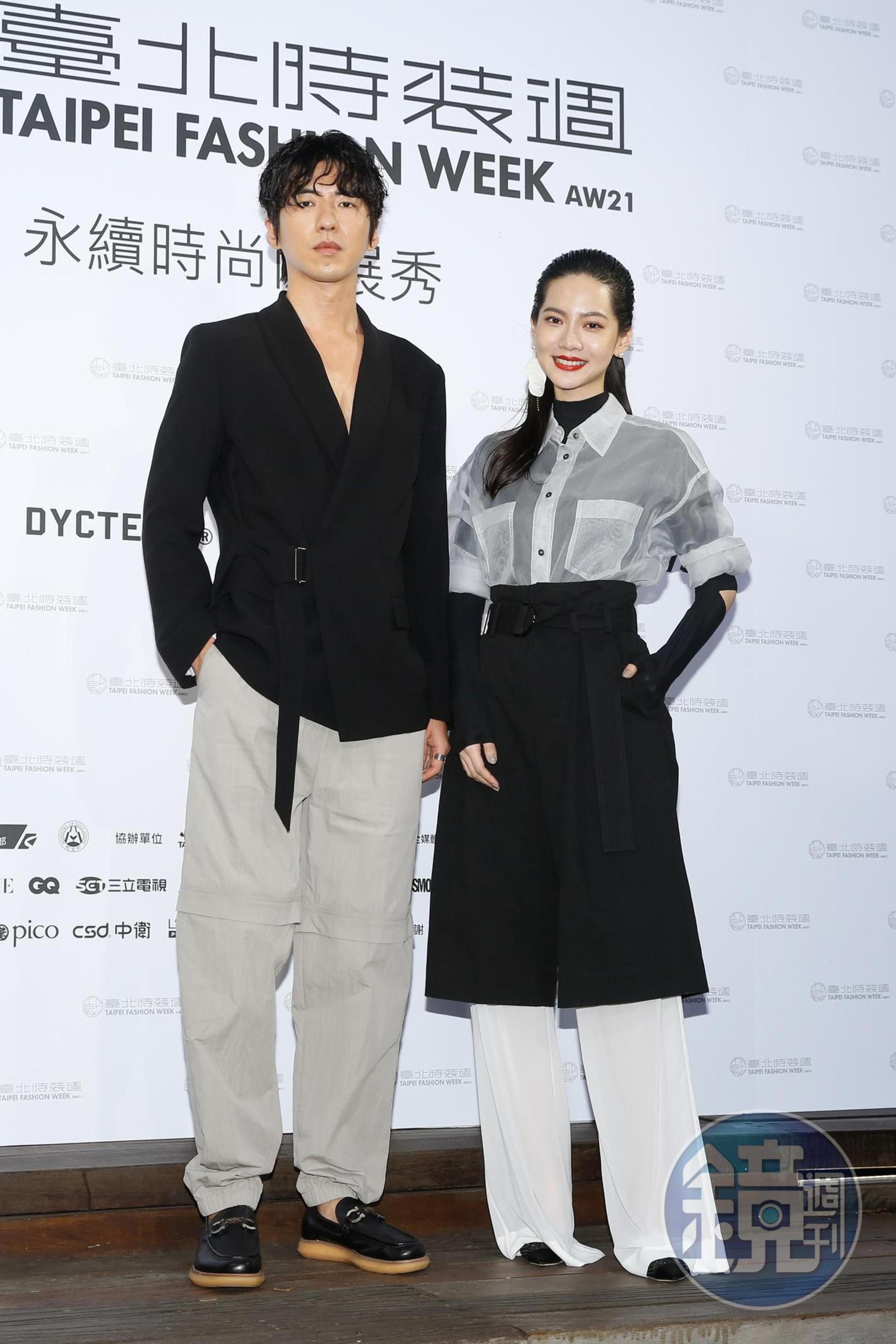 看秀的曾之喬(右)與傅孟柏(左)都是以濕髪造型亮相,開玩笑說︰「都淋了一場雨,很有突破。」