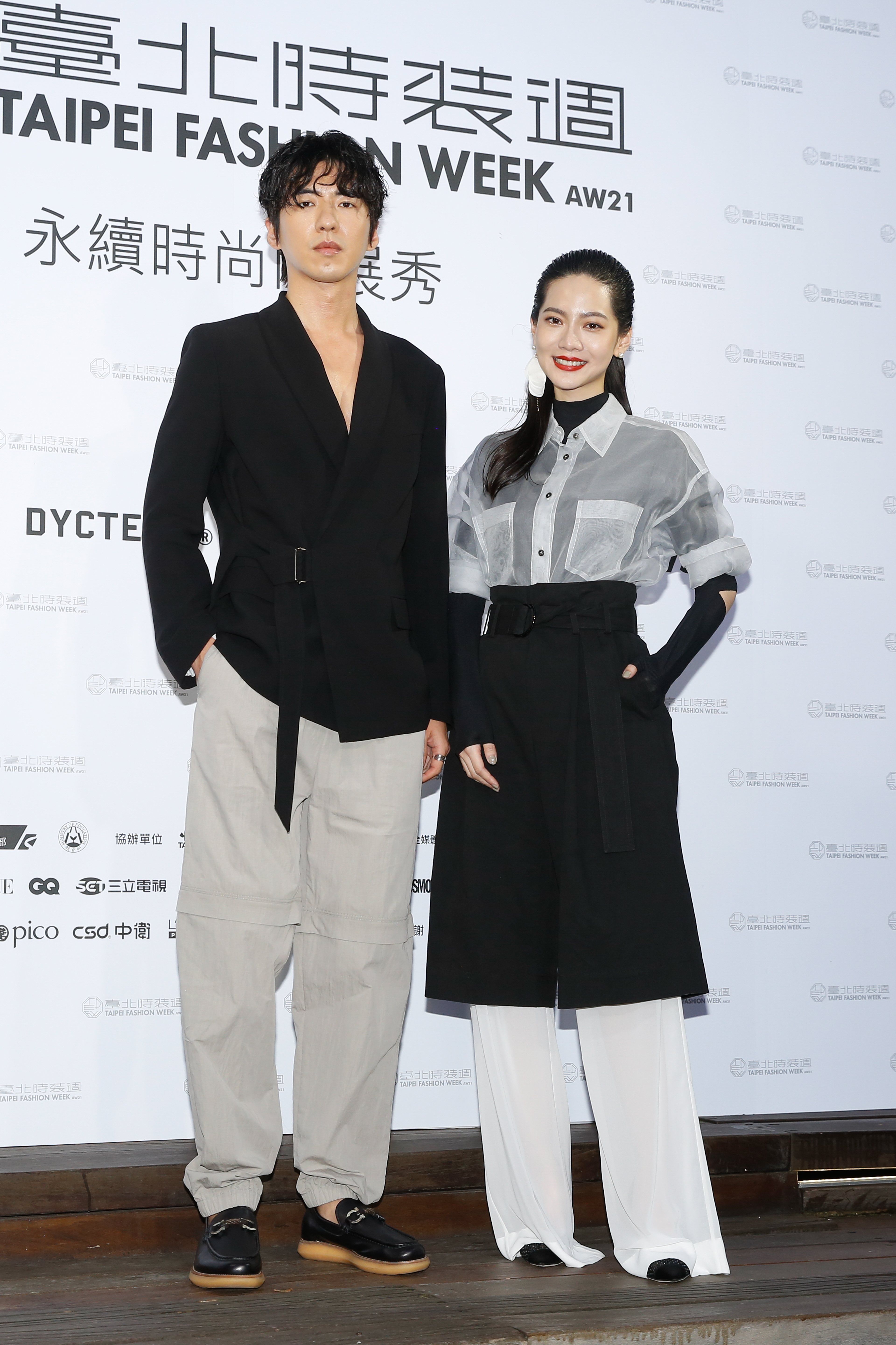 看秀的曾之喬（右）與傅孟柏（左）都是以濕髪造型亮相，開玩笑說︰「都淋了一場雨，很有突破。」