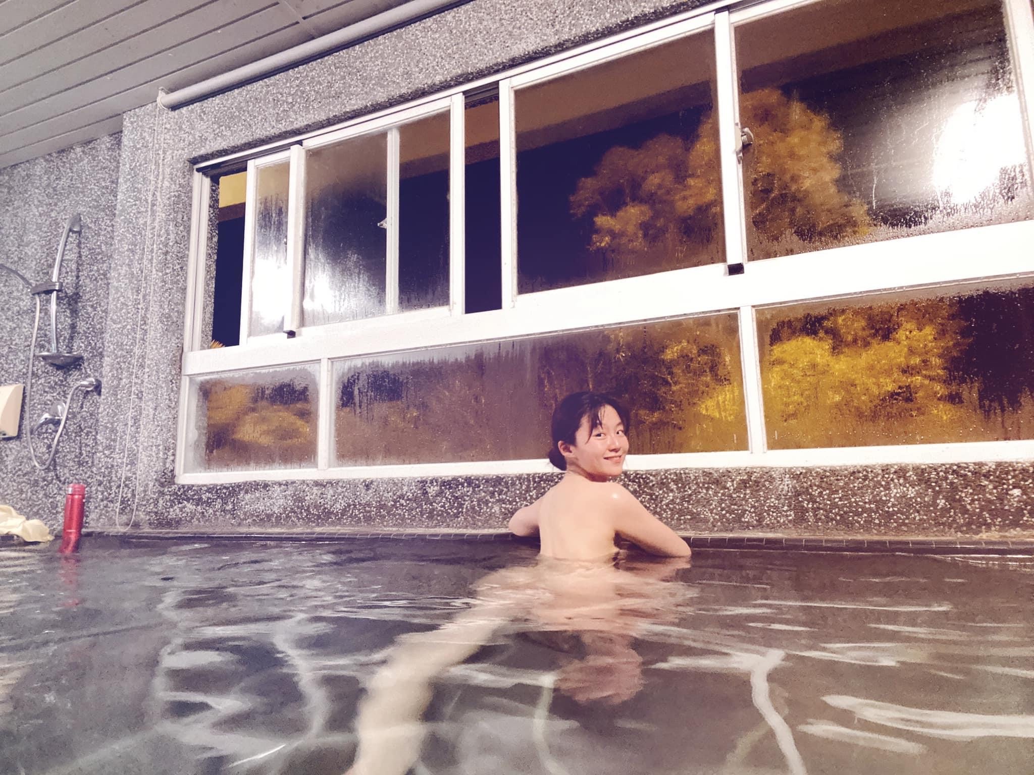 楊小黎甩童星標籤脫了 自拍全裸泡湯照網暴動「噴鼻血啦」