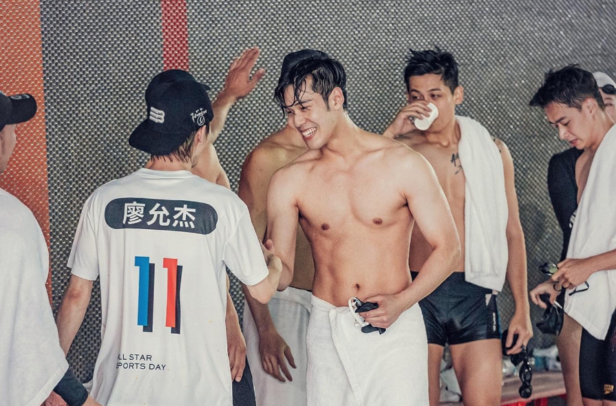 周予天（Alex）在《全明星運動會》大秀結實胸肌，瞬間粉絲人數爆漲。（星空飛騰提供）