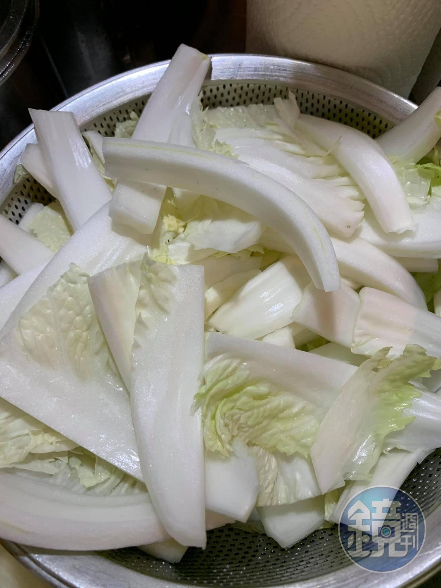 備好半顆大白菜，只用梗。