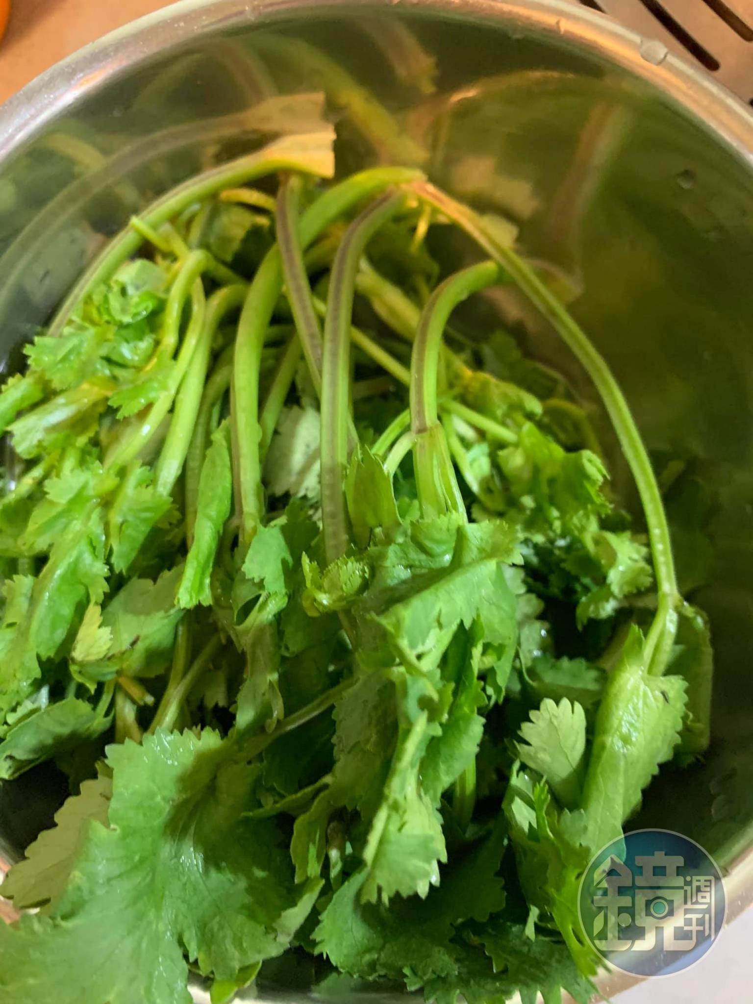 準備一把香菜。