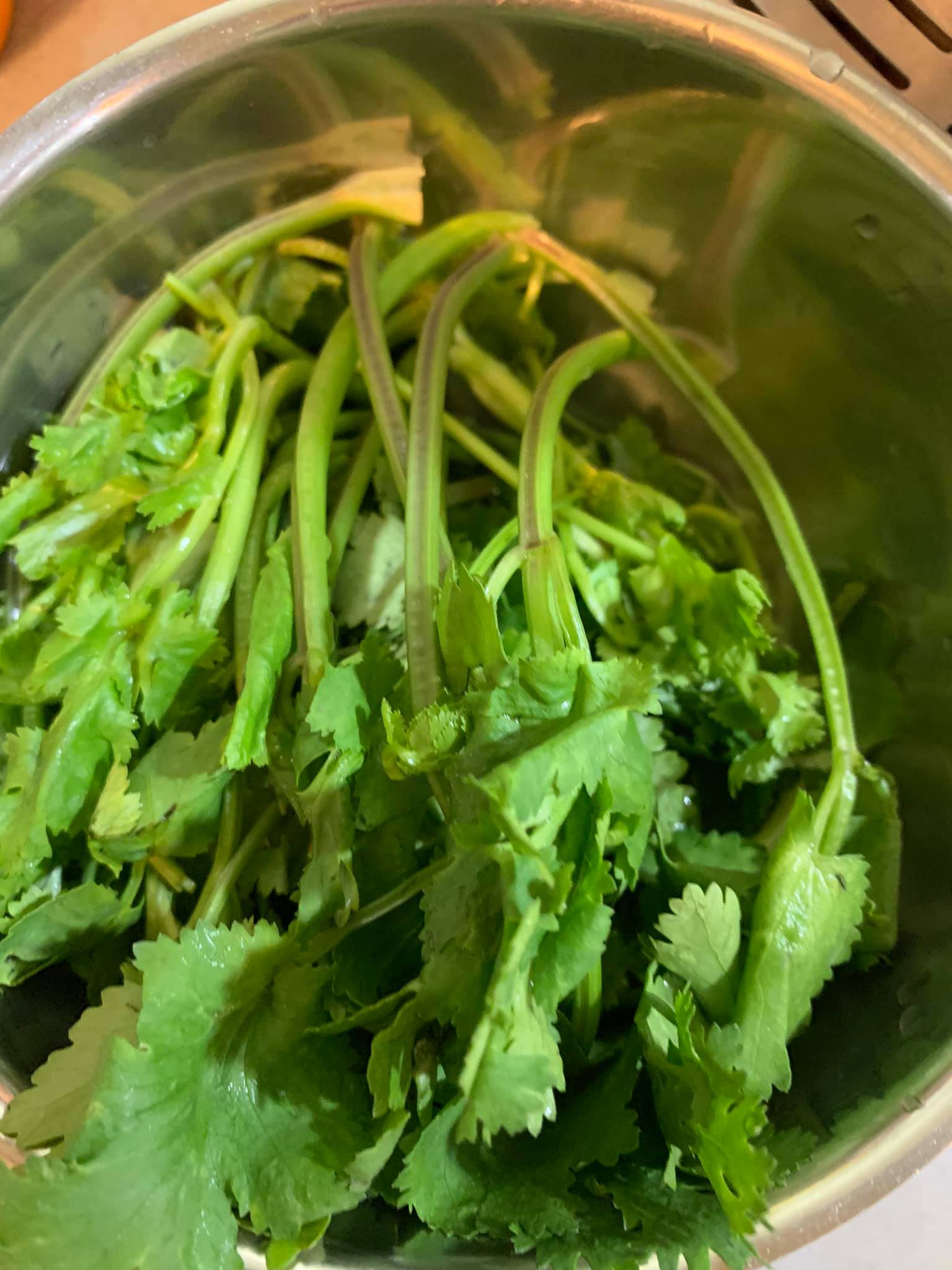 準備一把香菜。