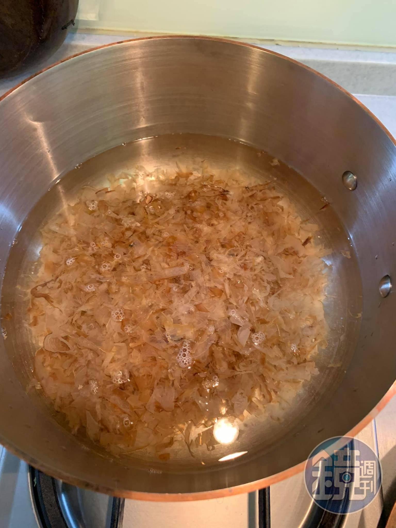 開大火煮柴魚高湯。