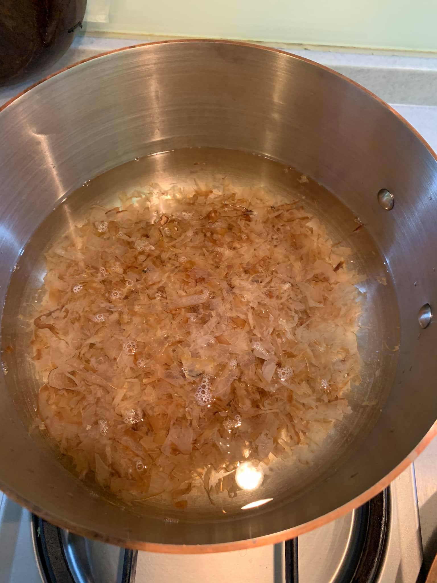 開大火煮柴魚高湯。